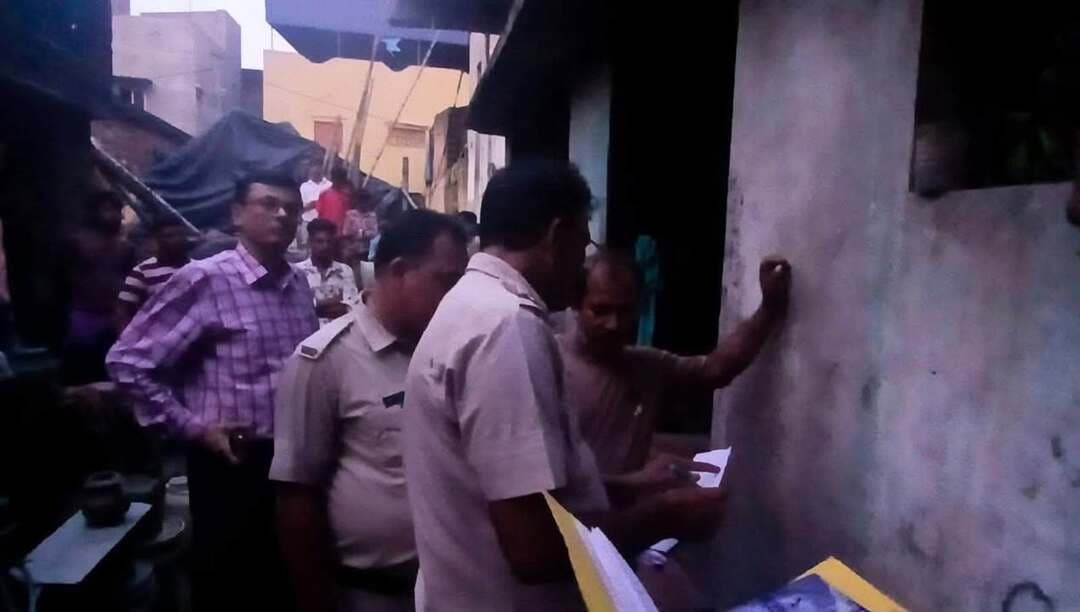 বেআইনি কাফ সিরাপ ও নেশাদ্রব্য বিক্রির অভিযোগে গ্রে*ফ*তার যুবক
বাঁকুড়া সদর থানার পুলিশের অভিযানে বেআইনি কাফ সিরাপ ও প্রেসক্রিপশন-প্রয়োজনীয় ওষুধ বিক্রির অভিযোগে গ্রে*ফ*তার এক যুবক।
পুলিশ সূত্রে জানা গিয়েছে, বাঁকুড়ার কেঠারডাঙ্গা এলাকায় অভিযান চালিয়ে জাকির ভূঁইয়া নামে এক যুবকের কাছ থেকে বিপুল পরিমাণ নিষিদ্ধ ও প্রেসক্রিপশন-প্রয়োজনীয় ওষুধ উদ্ধার করা হয়।
উদ্ধার হওয়া সামগ্রীর মধ্যে রয়েছে ২২ বোতল কাফ সিরাপ এবং ৩ হাজার ৩৪০টি ক্যাপসুল। পুলিশের দাবি, চিকিৎসকের বৈধ প্রেসক্রিপশন ছাড়া এই ধরনের ওষুধের ব্যবহার বা বিক্রি আইনসঙ্গত নয়।
ঘটনার পর অভিযুক্ত যুবককে গ্রে*ফ*তার করে আইনানুগ পদক্ষেপ শুরু করেছে বাঁকুড়া সদর থানার পুলিশ। কোথা থেকে এই বিপুল পরিমাণ ওষুধ এল এবং এর পিছনে আরও কোনও চক্র রয়েছে কি না, তা খতিয়ে দেখা হচ্ছে।