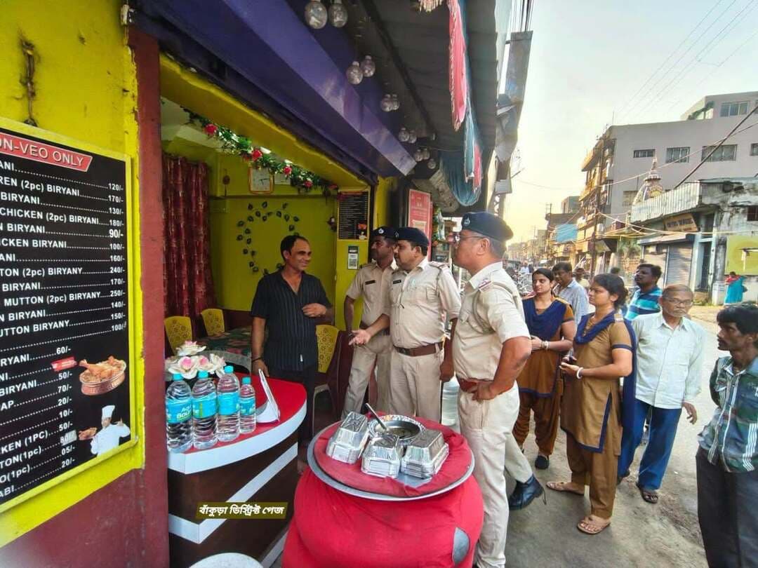 বাঁকুড়া শহরে বিরিয়ানি-মিষ্টির দোকানে পুলিশের হঠাৎ অভিযান, ছড়াল চাঞ্চল্য
বাঁকুড়া শহরে আচমকাই বিরিয়ানি, মিষ্টি সহ বিভিন্ন খাবারের দোকানে পুলিশের হানা। শনিবার সন্ধ্যায় বাঁকুড়া সদর থানার পুলিশ ও ডিআইবি-র যৌথ উদ্যোগে শহরের একাধিক বাজার ও গুরুত্বপূর্ণ এলাকায় চালানো হয় এই অভিযান।
বিরিয়ানির দোকান থেকে শুরু করে মিষ্টির দোকান এবং অন্যান্য খাবারের দোকানে গিয়ে খাবারের গুণগত মান খতিয়ে দেখেন পুলিশকর্মীরা। খাবার তৈরিতে ব্যবহৃত উপকরণ, রান্নার পদ্ধতি, খাবার সংরক্ষণ এবং নষ্ট বা নিম্নমানের খাবার বিক্রি হচ্ছে কিনা—সেই সমস্ত বিষয় খতিয়ে দেখা হয়।
হঠাৎ পুলিশের এই অভিযানে শহরের বিভিন্ন খাবারের দোকানে ছড়িয়ে পড়ে চাঞ্চল্য। তবে সাধারণ মানুষের স্বাস্থ্য ও নিরাপত্তার কথা মাথায় রেখেই খাবারের মান বজায় রাখা হচ্ছে কিনা, তা নিশ্চিত করতেই এই ধরনের নজরদারি বলে জানা গিয়েছে।
পুলিশের এই অভিযান আগামী দিনেও শহরের বিভিন্ন খাবারের দোকানে অব্যাহত থাকতে পারে বলে সূত্রের খবর।