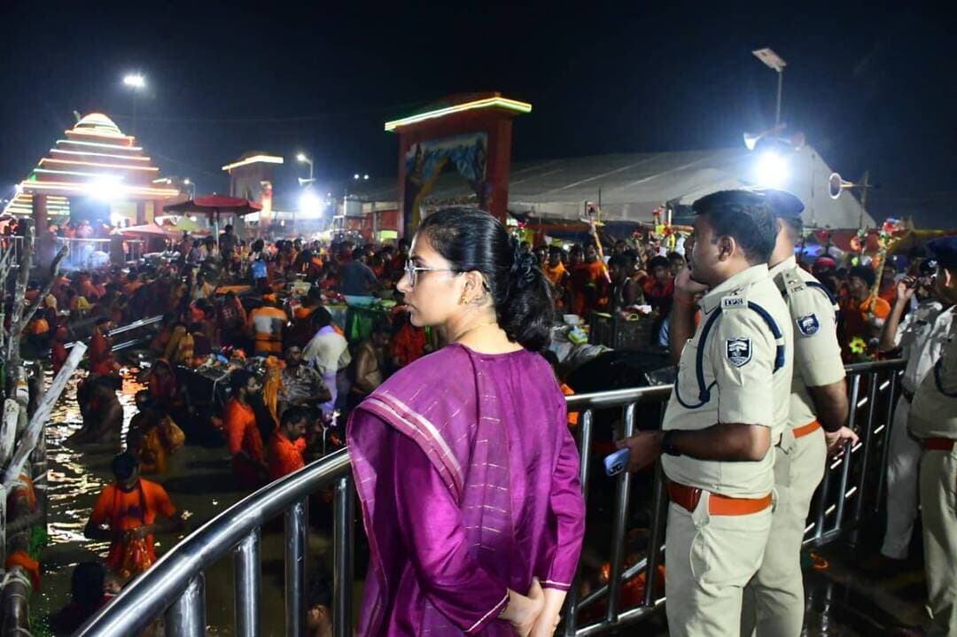 भागलपुर, 22 अगस्त 2026:-* माननीय मुख्यमंत्री, बिहार सरकार के प्रस्तावित कार्यक्रम को सफल, सुरक्षित एवं सुचारू रूप से संपन्न कराने के उद्देश्य से जिलाधिकारी श्रीमती अलंकृता पांडे, वरीय पुलिस अधीक्षक श्री प्रमोद कुमार यादव, एवं नगर पुलिस अधीक्षक श्री अतुलेश झा, द्वारा सभा स्थल तथा सुल्तानगंज स्थित नमामि गंगे घाटों का संयुक्त निरीक्षण किया गया। निरीक्षण के दौरान अधिकारियों ने सभा स्थल पर चल रही तैयारियों का जायजा लिया। इस क्रम में सुरक्षा व्यवस्था, यातायात प्रबंधन, पार्किंग व्यवस्था, आमजन के आवागमन, सभा स्थल की व्यवस्थाओं एवं अन्य आवश्यक तैयारियों की विस्तृत समीक्षा की गई। इसके साथ ही सुल्तानगंज स्थित नमामि गंगे घाटों का भी निरीक्षण किया गया। अधिकारियों द्वारा घाटों पर सुरक्षा व्यवस्था, श्रद्धालुओं के आवागमन, भीड़ प्रबंधन तथा आमजन की सुविधा से संबंधित व्यवस्थाओं का जायजा लिया गया। निरीक्षण के दौरान संबंधित पदाधिकारियों को माननीय मुख्यमंत्री के प्रस्तावित कार्यक्रम को सफल, सुरक्षित, सुव्यवस्थित एवं सुचारू रूप से संपन्न कराने के लिए सभी आवश्यक तैयारियां समयबद्ध तरीके से सुनिश्चित करने का निर्देश दिया गया। साथ ही आमजन एवं श्रद्धालुओं की सुविधा को सर्वोच्च प्राथमिकता देते हुए भीड़ प्रबंधन, यातायात व्यवस्था एवं सुरक्षा के पुख्ता इंतजाम सुनिश्चित करने को कहा गया।जिलाधिकारी एवं पुलिस अधिकारियों ने संबंधित विभागों के पदाधिकारियों को आपसी समन्वय के साथ कार्य करते हुए कार्यक्रम के दौरान किसी भी प्रकार की असुविधा न हो, इसके लिए सभी आवश्यक व्यवस्थाएं पूर्व से सुनिश्चित करने का निर्देश दिया।
District Administration Patna
DM Darbhanga
District Administration, Madhubani
Madhepura District Administration
Banka District Administration
Bhagalpur Police
Bhagalpur District Administration
Information & Public Relations Department, Government of Bihar
CMO Bihar
Department of Tourism, Government of Bihar