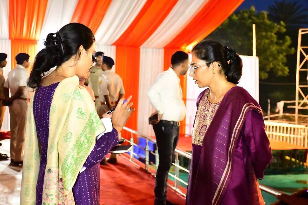 भागलपुर, 22 अगस्त 2026:- माननीय मुख्यमंत्री, बिहार सरकार के प्रस्तावित कार्यक्रम को सफल, सुरक्षित एवं सुचारू रूप से संपन्न कराने के उद्देश्य से जिलाधिकारी श्रीमती अलंकृता पांडे, वरीय पुलिस अधीक्षक श्री प्रमोद कुमार यादव, एवं नगर पुलिस अधीक्षक श्री अतुलेश झा, द्वारा सभा स्थल तथा सुल्तानगंज स्थित नमामि गंगे घाटों का संयुक्त निरीक्षण किया गया। निरीक्षण के दौरान अधिकारियों ने सभा स्थल पर चल रही तैयारियों का जायजा लिया। इस क्रम में सुरक्षा व्यवस्था, यातायात प्रबंधन, पार्किंग व्यवस्था, आमजन के आवागमन, सभा स्थल की व्यवस्थाओं एवं अन्य आवश्यक तैयारियों की विस्तृत समीक्षा की गई। इसके साथ ही सुल्तानगंज स्थित नमामि गंगे घाटों का भी निरीक्षण किया गया। अधिकारियों द्वारा घाटों पर सुरक्षा व्यवस्था, श्रद्धालुओं के आवागमन, भीड़ प्रबंधन तथा आमजन की सुविधा से संबंधित व्यवस्थाओं का जायजा लिया गया। निरीक्षण के दौरान संबंधित पदाधिकारियों को माननीय मुख्यमंत्री के प्रस्तावित कार्यक्रम को सफल, सुरक्षित, सुव्यवस्थित एवं सुचारू रूप से संपन्न कराने के लिए सभी आवश्यक तैयारियां समयबद्ध तरीके से सुनिश्चित करने का निर्देश दिया गया। साथ ही आमजन एवं श्रद्धालुओं की सुविधा को सर्वोच्च प्राथमिकता देते हुए भीड़ प्रबंधन, यातायात व्यवस्था एवं सुरक्षा के पुख्ता इंतजाम सुनिश्चित करने को कहा गया।जिलाधिकारी एवं पुलिस अधिकारियों ने संबंधित विभागों के पदाधिकारियों को आपसी समन्वय के साथ कार्य करते हुए कार्यक्रम के दौरान किसी भी प्रकार की असुविधा न हो, इसके लिए सभी आवश्यक व्यवस्थाएं पूर्व से सुनिश्चित करने का निर्देश दिया।