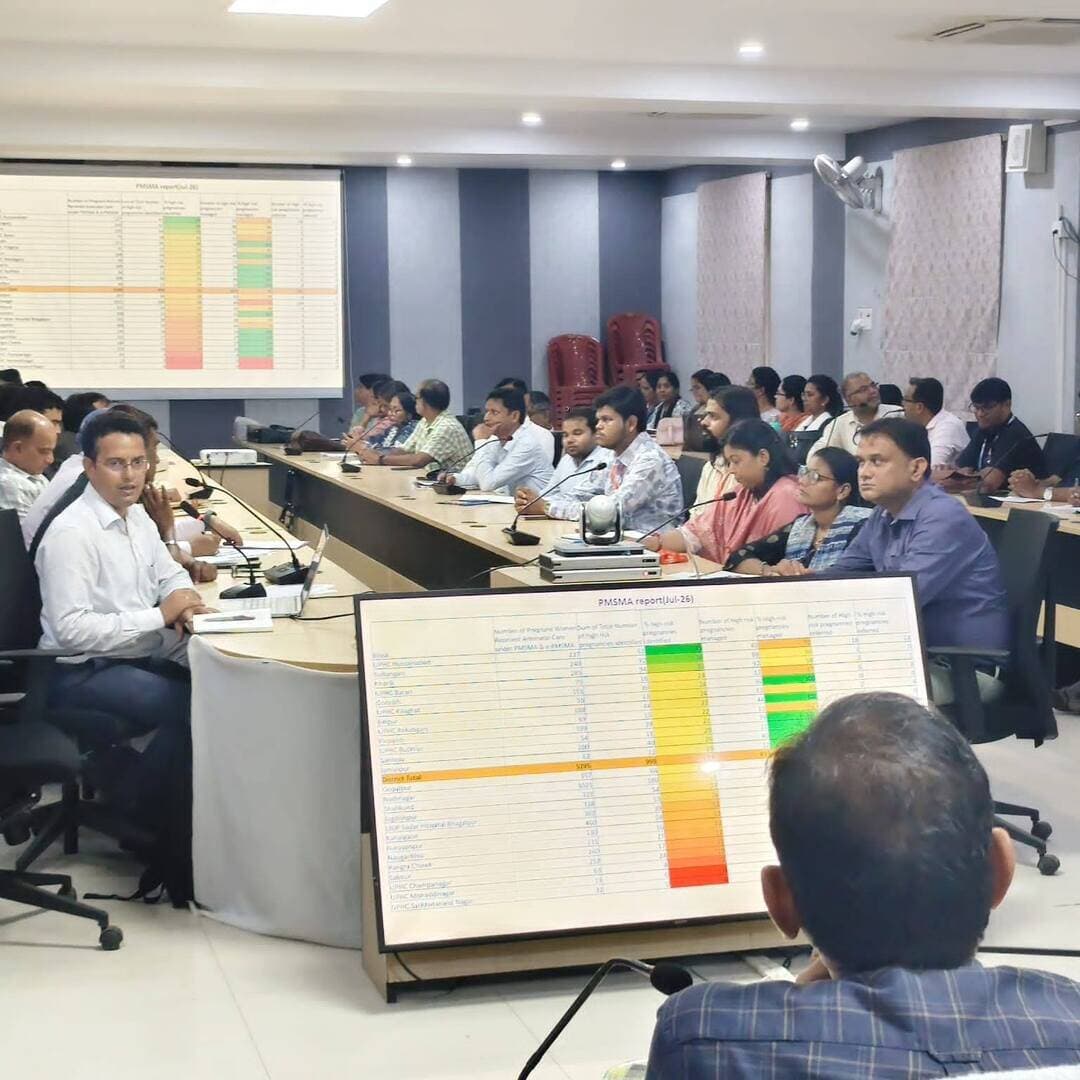 भागलपुर, 22 अगस्त 2026, उप विकास आयुक्त, भागलपुर की अध्यक्षता में स्वास्थ्य विभाग की समीक्षात्मक बैठक आयोजित की गई। बैठक में स्वास्थ्य विभाग से संबंधित विभिन्न योजनाओं एवं कार्यक्रमों की प्रगति की समीक्षा की गई तथा निर्धारित लक्ष्यों के अनुरूप शत-प्रतिशत उपलब्धि सुनिश्चित करने के लिए संबंधित पदाधिकारियों को आवश्यक दिशा-निर्देश दिए गए।
बैठक में भाव्या के अंतर्गत स्कैन एंड शेयर की उपलब्धि की समीक्षा की गई। औसत उपलब्धि संतोषप्रद पाई गई, जबकि कुछ स्वास्थ्य संस्थानों की उपलब्धि 100 प्रतिशत से कम पाई गई। सभी संबंधित संस्थानों को शत-प्रतिशत उपलब्धि सुनिश्चित करने का निर्देश दिया गया।
रंगरा में इंडोर मरीजों के वाइटल प्राप्त नहीं किए जाने के संबंध में प्रखंड स्वास्थ्य प्रबंधक द्वारा बताया गया कि वर्तमान में इसे ऑफलाइन किया जा रहा है। आगामी माह से इसे ऑनलाइन सुनिश्चित करने का निर्देश दिया गया। सदर अस्पताल, भागलपुर में भी मरीजों के वाइटल लेने की उपलब्धि में कमी पाए जाने पर शत-प्रतिशत उपलब्धि प्राप्त करने हेतु निर्देशित किया गया। सभी स्वास्थ्य संस्थानों में प्रत्येक मरीज का वाइटल शत-प्रतिशत दर्ज करने को सुनिश्चित करने का निर्देश दिया गया।
शाहकुंड की विभिन्न सूचकांकों में कम उपलब्धि पर खेद व्यक्त करते हुए इसमें अपेक्षित सुधार लाने का निर्देश दिया गया। प्रभारी चिकित्सा पदाधिकारी, शाहकुंड को कार्यों को टालने के बजाय उनकी गंभीरता को समझते हुए निर्धारित कार्यों को समयबद्ध रूप से पूर्ण करने का निर्देश दिया गया।
दिनांक 01.09.2026 से आयोजित होने वाले एनसीडी अभियान की तैयारियों की समीक्षा करते हुए संबंधित माइक्रोप्लान जिला को उपलब्ध कराने तथा निर्धारित तिथि, स्थान एवं समय पर अभियान का आयोजन सुनिश्चित करने का निर्देश दिया गया। सभी संबंधित कर्मियों को समय पर सूचना उपलब्ध कराने तथा सीएचओ, आशा एवं एएनएम के माध्यम से संबंधित क्षेत्रों में अभियान की तिथि, स्थान एवं समय की जानकारी आमजन तक पहुंचाने का निर्देश दिया गया, ताकि अभियान में अधिकाधिक उपलब्धि प्राप्त की जा सके।
एसएनसीयू में सभी प्रखंडों से आवश्यकतानुसार कमजोर नवजात शिशुओं को भेजने का निर्देश दिया गया, ताकि उपलब्ध बेड की ऑक्यूपेंसी दर शत-प्रतिशत सुनिश्चित की जा सके।
प्रधानमंत्री सुरक्षित मातृत्व अभियान के अंतर्गत मोहद्दीनगर में कुल 13 गर्भवती महिलाओं की जांच किए जाने के बावजूद एक भी एचआरपी मामला चिह्नित नहीं किए जाने की जानकारी दी गई। संबंधित प्रतिवेदन को संदेहास्पद पाए जाने पर इसकी जांच कराने का निर्देश दिया गया।
संस्थागत प्रसव में शाहकुंड की कम उपलब्धि को देखते हुए आशा, एएनएम एवं सीएचओ के माध्यम से प्रभावी मोबिलाइजेशन कराते हुए संस्थागत प्रसव की उपलब्धि में वृद्धि सुनिश्चित करने का निर्देश दिया गया।
आशा चयन की महत्ता को देखते हुए आगामी एक माह के भीतर सभी रिक्त पदों पर नियमानुसार चयन/बहाली की प्रक्रिया पूर्ण करने का निर्देश दिया गया। यह भी निर्देशित किया गया कि यदि आशा चयन में संबंधित मुखिया द्वारा सहयोग नहीं किया जाता है और ऐसी स्थिति तीन बार तक बनी रहती है, तो संबंधित प्रभारी चिकित्सा पदाधिकारी अपने स्तर से आम सभा का आयोजन कर आशा चयन की प्रक्रिया पूर्ण करेंगे। मुखिया से सहयोग प्राप्त नहीं होने की स्थिति में संबंधित प्रखंड विकास पदाधिकारी से आवश्यक सहयोग प्राप्त करने का निर्देश दिया गया।
दिनांक 25.08.2026 से आयोजित होने वाले एनीमिया मुक्त भारत अभियान के आधार पर जिले की रैंकिंग निर्धारित की जानी है, जिसकी समीक्षा माननीय स्वास्थ्य मंत्री द्वारा की जाएगी। अभियान की गंभीरता को देखते हुए जिला स्तर पर बैठक आयोजित कर इसकी विस्तृत कार्ययोजना तैयार करने तथा अभियान का सफलतापूर्वक क्रियान्वयन सुनिश्चित करने का निर्देश दिया गया।
नवगछिया में आईएफए पिंक की गोली बीआरसी को भेजे जाने के बाद वापस किए जाने तथा इसकी सूचना जिला को उपलब्ध नहीं कराने की जानकारी मिलने पर नाराजगी व्यक्त की गई। इस संबंध में संबंधित प्रखंड सामुदायिक उत्प्रेरक एवं प्रभारी चिकित्सा पदाधिकारी से स्पष्टीकरण पूछने हेतु निर्देशित किया गया।
बैठक में निर्देश दिया गया कि किसी भी प्रकार की दवा तिथिबाह्य होने की स्थिति में उसका नियमानुसार निपटान बायो-मेडिकल वेस्ट (सिनर्जी) के माध्यम से सुनिश्चित किया जाए।
आरबीएसके कार्यक्रम में सुल्तानगंज, सबौर, रंगरा एवं खरीक की उपलब्धि कम पाई गई। बैठक में बताया गया कि इस कार्यक्रम के अंतर्गत जन्मजात रोग से ग्रसित 0 से 18 वर्ष तक के बच्चों का उपचार सरकार द्वारा अहमदाबाद ले जाकर निःशुल्क कराया जाता है। कार्यक्रम की महत्ता को देखते हुए सभी प्रखंडों को इसमें विशेष रुचि लेते हुए पात्र बच्चों की पहचान एवं रेफरल की प्रक्रिया में तेजी लाकर उपलब्धि में वृद्धि सुनिश्चित करने का निर्देश दिया गया।
टीबी मुक्त भारत अभियान के अंतर्गत डीबीटी योजना का लाभ दिलाने हेतु सभी प्रखंडों को प्राथमिकता के आधार पर लाभार्थियों का Payee ID बनाने का निर्देश दिया गया। अवयस्क मरीजों के मामले में उनके अभिभावक का Payee ID बनाने हेतु भी निर्देशित किया गया। साथ ही टीबी से संबंधित विभिन्न सूचकांकों में निर्धारित लक्ष्य के अनुरूप शत-प्रतिशत उपलब्धि प्राप्त करने का निर्देश दिया गया।
District Administration Patna
DM Darbhanga
District Administration, Madhubani
Madhepura District Administration
Banka District Administration
Bhagalpur District Administration
Information & Public Relations Department, Government of Bihar
Bihar Health Department