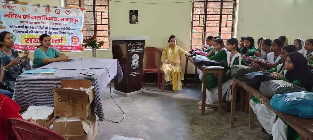 भागलपुर, 22 अगस्त 2026:-* महिला एवं बाल विकास निगम, भागलपुर के तत्वावधान में इंटर स्तरीय उर्दू गर्ल्स हाई स्कूल, असानंदपुर में माहवारी स्वच्छता प्रबंधन पर विशेष जागरूकता सत्र आयोजित किया गया। कार्यक्रम में छात्राओं को माहवारी स्वच्छता एवं स्वास्थ्य के साथ-साथ बाल विवाह, दहेज प्रथा एवं वित्तीय साक्षरता के प्रति जागरूक किया गया।कार्यक्रम में वन स्टॉप सेंटर, भागलपुर की केंद्र प्रशासक मोना कुमारी, DHEW के फाइनेंशियल लिटरेसी स्पेशलिस्ट अभिषेक सुमन, लेखा सहायक पवन शर्मा, विद्यालय की प्रधानाचार्य जीनत परवीन, शिक्षकगण एवं बड़ी संख्या में छात्राओं ने भाग लिया। सत्र में माहवारी के दौरान स्वच्छता, सैनिटरी पैड के उचित उपयोग एवं निस्तारण तथा पोषण संबंधी जानकारी दी गई। साथ ही बाल विवाह एवं दहेज प्रथा के सामाजिक एवं कानूनी दुष्परिणामों पर चर्चा की गई।वित्तीय साक्षरता के तहत छात्राओं को बचत, बैंक खाता, सुरक्षित बैंकिंग एवं डिजिटल लेन-देन के संबंध में जानकारी दी गई। इसके अलावा महिला हेल्पलाइन 181, साइबर हेल्पलाइन 1930 एवं चाइल्ड हेल्पलाइन 1098 की उपयोगिता एवं सहायता प्राप्त करने की प्रक्रिया के बारे में बताया गया। कार्यक्रम के अंत में छात्राओं के बीच माहवारी स्वच्छता किट का वितरण किया गया तथा बाल विवाह के विरुद्ध शपथ दिलाई गई। कार्यक्रम में छात्राओं की सक्रिय सहभागिता रही।
District Administration Patna
DM Darbhanga
District Administration, Madhubani
Bhagalpur District Administration
Madhepura District Administration
Banka District Administration
Information & Public Relations Department, Government of Bihar