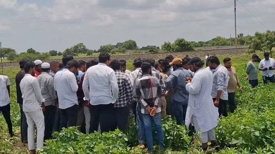 आज सकाळी शेल्हाळ रोडच्या शिवारात एका व्यक्तीचा मृतदेह आढळून आला होता या घटनेच्या संदर्भात उदगीर ग्रामीण पोलीस ठाणे येथे मोठा जनसमूदाय जमलेला असून नेमकी काय घटना घडली आहे याचे कारण माञ अद्याप अस्पष्ठ असून, घात की अपघात ? याचा शोध पोलीस घेणार का? असाही सवाल आता नागरीक करीत आहेत
