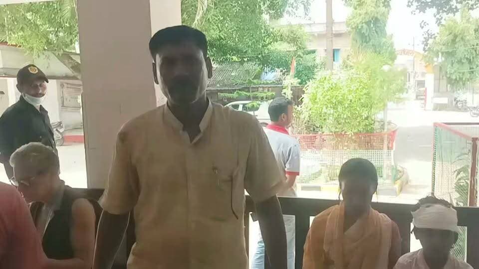 आमस में बेंच पर गिरी छात्रा, सिर फटा, लगे 5 टांके
गाजी जिला के आमस प्रखंड क्षेत्र के मध्य विद्यालय नारायणपुर में शनिवार को एक 11 वर्षीय छात्रा बेंच पर से गिरकर गंभीर रूप से घायल हो गई। घायल छात्रा की पहचान सलोनी कुमारी के रूप में हुई है। गिरने से उसके सिर में गहरी चोट लग गई और सिर बुरी तरह फट गया। घटना के बाद स्कूल में अफरा-तफरी मच गई।शिक्षकों द्वारा आनन-फानन में छात्रा को मदनपुर सामुदायिक स्वास्थ्य केंद्र ले जाया गया, जहां मौजूद रहे डॉक्टर कुमार जय ने प्राथमिक उपचार कर सिर में करीब 5 टांके लगाए।इस संबंध में विद्यालय के शिक्षक रवींद्र चौधरी ने बताया कि एमडीएम खाने के बाद सभी बच्चे खेल रहे थे, इसी दौरान सलोनी बेंच से गिर गई और उसके सिर में चोट लग गई। रविन्द्र चौधरी ने बताया बच्चों का गिरना स्वभाव है और ये लगा रहता है जब बच्चा गिरेगा तो कटेगा ही।
वहीं घटना के बाद ग्रामीणों एवं परिजनों ने शिक्षकों पर लापरवाही का आरोप लगाया है। ग्रामीणों का कहना है कि विद्यालय में बच्चों की सुरक्षा पर पर्याप्त ध्यान नहीं दिया जाता है, जिसके कारण यह हादसा हुआ। बच्ची के पिता सत्येंद्र कुमार ने बताया इससे पूर्व में इस तरह की विद्यालय में घटना घटी चुकी है आखिर शिक्षक करते क्या है की बच्चे इस तरह गम्भीर रूप घायल हो जा रहे है