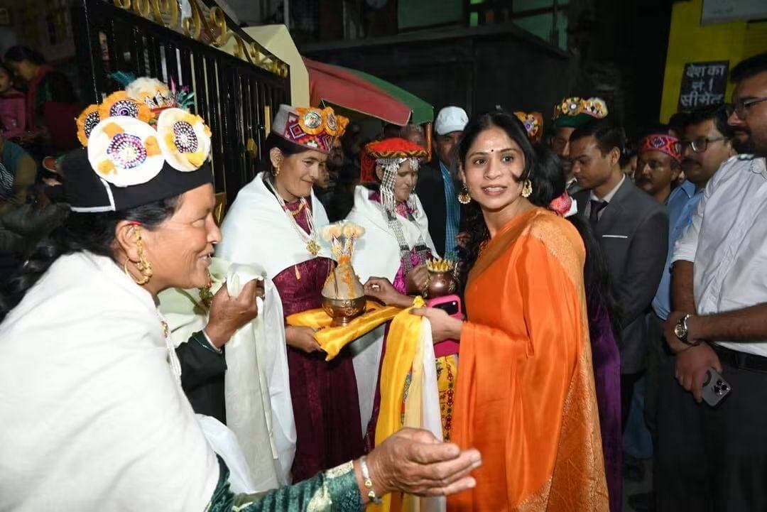 पोरी मेले की दूसरी सांस्कृतिक संध्या में बतौर मुख्य अतिथि उपायुक्त किरण भड़ाना ने की शिरकत
भगवान त्रिलोकीनाथ के दरबार में शीश नवाकर की क्षेत्रवासियों के सुख-समृद्धि की कामना
Kullu Times
उदयपुर उपमंडल के प्रसिद्ध धार्मिक स्थल त्रिलोकीनाथ में आयोजित राज्य स्तरीय पोरी मेले की दूसरी सांस्कृतिक संध्या में उपायुक्त लाहौल-स्पीति किरण भड़ाना ने बतौर मुख्य अतिथि शिरकत की। इस अवसर पर एसडीएम कुनिका एकर्स भी मौजूद रहीं। उपमंडलीय प्रशासन की ओर से मेला समिति के अध्यक्ष एवं नायब तहसीलदार विनय राशपा सहित अन्य अधिकारियों ने उपायुक्त लाहौल स्पीति किरण भड़ाना व एसडीएम कुनिका ऐकर्स का गर्मजोशी से स्वागत किया।
सांस्कृतिक संध्या में शामिल होने से पूर्व उपायुक्त किरण भड़ाना ने भगवान त्रिलोकीनाथ जी के मंदिर में पहुंचकर विधिवत दर्शन एवं पूजा-अर्चना की। उन्होंने भगवान त्रिलोकीनाथ जी के समक्ष शीश नवाया तथा समस्त क्षेत्रवासियों के सुख, शांति, समृद्धि एवं खुशहाली की कामना की।
उपायुक्त ने कहा कि पोरी मेला लाहौल-स्पीति की समृद्ध धार्मिक एवं सांस्कृतिक परंपराओं का जीवंत प्रतीक है। यह मेला न केवल लोगों की धार्मिक आस्था का केंद्र है, बल्कि क्षेत्र की लोक संस्कृति, परंपराओं और आपसी भाईचारे को सहेजने में भी महत्वपूर्ण भूमिका निभाता है। उन्होंने पोरी मेले के सफल आयोजन के लिए मेला समिति, उपमंडलीय प्रशासन तथा स्थानीय लोगों को शुभकामनाएं दीं।
दूसरी सांस्कृतिक संध्या के दौरान स्थानीय कलाकारों द्वारा प्रस्तुत रंगारंग सांस्कृतिक कार्यक्रमों ने उपस्थित दर्शकों का भरपूर मनोरंजन किया तथा पूरा वातावरण लोक संस्कृति और उत्सव के रंग में सराबोर नजर आया।