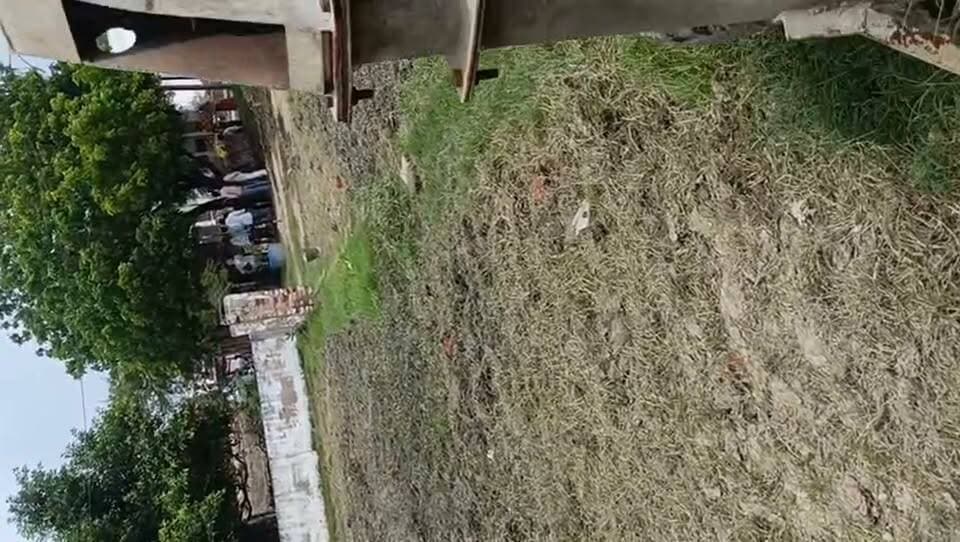 फिरोजाबाद अजायपुर बाल वाटिका का वीडियो वायरल होने के बाद शिक्षा विभाग में हड़कंप, प्रधानाध्यापक पर गिरी गाज
फिरोजाबाद / खैरगढ़। सोशल मीडिया पर वायरल हो रहे सरकारी स्कूल के जर्जर हाल वाले वीडियो ने शिक्षा विभाग की नींद उड़ा दी है। वीडियो में स्कूल परिसर में कीचड़, टूटी बाउंड्रीवॉल, टूटे शौचालय और खराब हैंडपंप दिख रहे हैं। वीडियो वायरल होने के बाद जिला बेसिक शिक्षा अधिकारी फिरोजाबाद ने 22 अगस्त को जांच रिपोर्ट जारी की है।
वीडियो में क्या है?
वायरल वीडियो में प्राथमिक विद्यालय अजायपुर की बिल्डिंग जर्जर हालत में दिख रही है। परिसर में कीचड़ और बड़ी-बड़ी घास उगी है। शौचालय के दरवाजे टूटे हुए हैं और एक छात्र ताला खोलकर अंदर की स्थिति दिखा रहा है।
BSA की जांच में क्या निकला - पत्रांक 5676-78 / 2026-27
जिला बेसिक शिक्षा अधिकारी द्वारा जारी लेटर के अनुसार आम आदमी पार्टी कार्यकर्ताओं ने यह वीडियो X पर पोस्ट किया था। खण्ड शिक्षा अधिकारी खैरगढ़ ने जांच की तो सामने आया:
1. यह स्कूल 2025-26 में नगला सुखी में पेयर हो चुका है। अब यहां बाल वाटिका और आंगनबाड़ी चलती है, संचालन शिक्षामित्र सीमा द्वारा किया जा रहा है।
2. बाउंड्रीवॉल कई सालों से टूटी है, प्रधान ने 25.01.2023 और 11.11.2024 को BDO हाथवंत से बजट मांगा था, मिला नहीं।
3. हैंडपंप और शौचालय पूरी तरह चालू और साफ हैं, वीडियो में गलत दिखाया गया। घास कटवाकर सफाई करा दी गई है और पीछे पड़ा मृत जानवर भी हटवा दिया गया है।
4. स्कूल रोड से 1 फीट नीचे है, ग्रामीणों ने नाली बंद कर दी है, इसलिए पानी भर रहा है। सुरक्षित रास्ता भी नहीं है।
5. कंपोजिट ग्रांट की धनराशि 2 महीने पहले आ गई थी, फिर भी इंचार्ज प्रधानाध्यापक पुष्पेन्द्र कुमार ने रंगाई-पुताई और लघु मरम्मत नहीं कराई।
कार्रवाई तय:
BSA ने माना कि यह प्रधानाध्यापक की लापरवाही है। खण्ड शिक्षा अधिकारी की संस्तुति पर इंचार्ज प्रधानाध्यापक पुष्पेन्द्र कुमार के खिलाफ दण्डात्मक विभागीय कार्यवाही प्रस्तावित कर रिपोर्ट जिलाधिकारी फिरोजाबाद को भेज दी गई है।
#Firozabad #Khairagarh #Ajaypur #BalVatika #BSAFirozabad #ViralVideo #UPBasicEducation #FirozabadNews