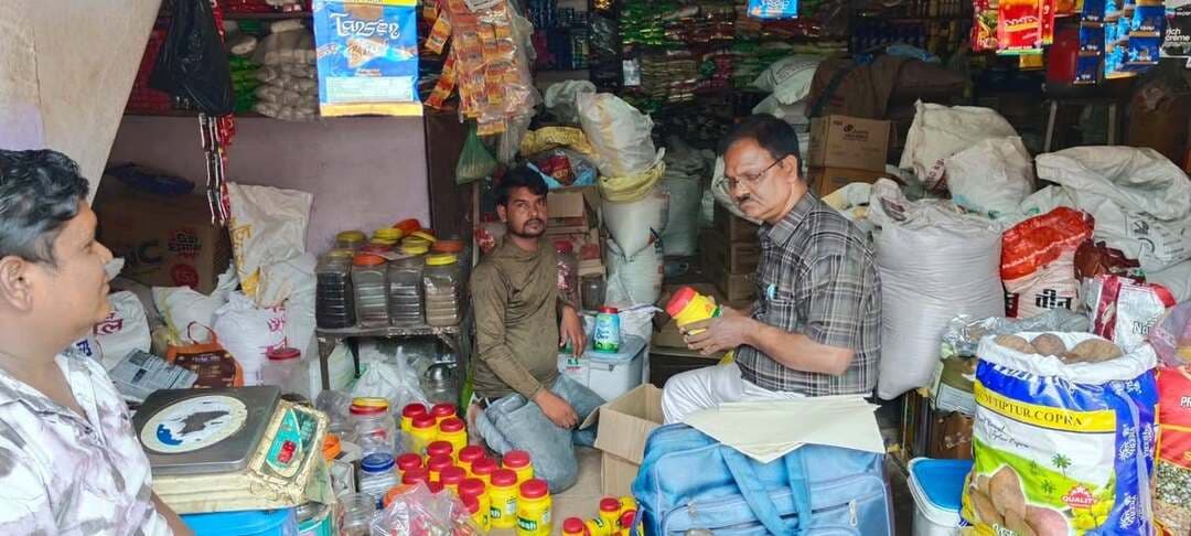 घी के नमूने लिये, जब्ती की कार्यवाही भी
-----
कलेक्टर सुश्री शीला दाहिमा के मार्गदर्शन में तथा मुुख्य चिकित्सा एवं स्वास्थ्य अधिकारी डॉ दिलीप सिकरवार के निर्देशन में फूड सेफ्टी विभाग द्वारा दो फर्मो से घी के नमूने लेने के साथ ही जब्ती की कार्यवाही की गई है।
खाद्य सुरक्षा अधिकारी श्री धमेन्द्र जैन ने बताया कि श्री रामतलाई मंदिर के पास बिंदल ट्रेडर्स पर विक्रय के लिए उपलब्ध श्री अंजली प्रीमियम देशी काऊ घी के 500 तथा 200 एमएल पैक के नमूने लिये गये, इसके साथ ही दुकान पर शेष बचे 500 एमएल के 53 पैक और 200 एमएल के 30 पैक को मिलावट की आंशका पर खाद्य सुरक्षा एवं मानक अधिनियम के तहत जब्त किया गया है।
इसी प्रकार रितुराज किराना स्टोर पापूजी मोहल्ला श्योपुर से पूजा के उपयोग के नाम पर विक्रय किये जाने वाले ऐश घी के 200 एमएल और एक लीटर के पैक से नमूने लेने की कार्यवाही की गई, साथ ही शेष 200 एमएल के 46 डिब्बे तथा एक लीटर के 14 डिब्बे जब्त किये गये है। उक्त नमूनों को जांच के लिए राज्य खाद्य प्रयोगशाला भोपाल भेजा गया है, जांच प्रतिवेदन प्राप्त होने पर वैधानिक कार्यवाही की जायेगी।
-
CM Madhya Pradesh
Jansampark Madhya Pradesh
#JansamparkMP
#sheopur