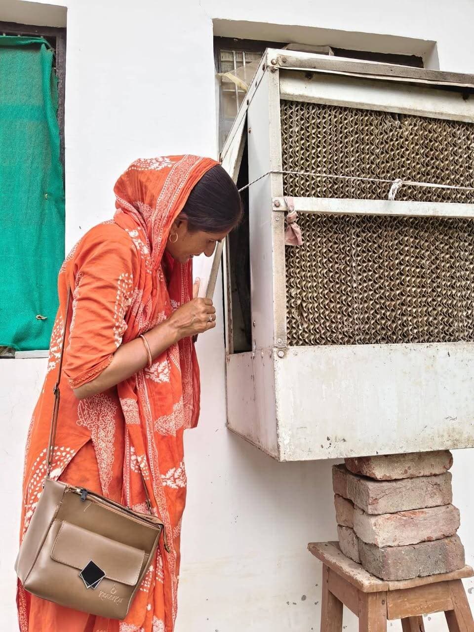 शहर के 7 वार्डो में 247 घरो में लार्वा सर्वे
-----
कलेक्टर सुश्री शीला दाहिमा के मार्गदर्शन एवं जिला मलेरिया अधिकारी डॉ. एस.एन. बिंदल के निर्देशन में श्योपुर शहरी वार्ड क्रमांक 7, 19, 10, 16, 22, 4 एवं 11 में मलेरिया नियंत्रण गतिविधियां संचालित की गईं। मलेरिया निरीक्षक श्री श्यामलाल बाथम एवं आशा कार्यकर्ताओं द्वारा वार्ड भ्रमण कर 247 घरों में लार्वा सर्वे एवं आरएफएस सर्वे किया गया। इस दौरान बुखार से पीड़ित 44 व्यक्तियों की आरडीटी किट से जांच की गई, जिनमें सभी की रिपोर्ट निगेटिव प्राप्त हुई।
इसी क्रम में विकासखंड कराहल के ग्राम सेमरा एवं निमोनिया में भी मलेरिया नियंत्रण अभियान के अंतर्गत 165 घरों का लार्वा सर्वे किया गया तथा 35 बुखार पीड़ितों की जांच कर आवश्यक उपचार प्रदान किया गया। ग्रामवासियों को मलेरिया के लक्षण, जांच एवं बचाव के उपायों के संबंध में जागरूक किया गया। गतिविधि में श्री नरसिंह गोड मलेरिया निरीक्षक सामुदायिक स्वास्थ्य केंद्र कराहल तथा आशा कार्यकर्ता श्रीमती मोनिका डोंगरे, श्रीमती सुशीला एवं श्रीमती दुलारी ने सहयोग किया।
-
CM Madhya Pradesh
Jansampark Madhya Pradesh
#JansamparkMP
#sheopur
