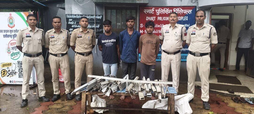 कोरबा बड़ी खबर : मिनीमाता गर्ल्स कॉलेज में चोरी, 3 आरोपी गिरफ्तार, चोरी का एल्युमिनियम फ्रेम और रॉड जब्त, खिड़कियों में लगे एल्युमिनियम फ्रेम की करते थे चोरी, मानिकपुर पुलिस ने की कार्रवाई... Photo