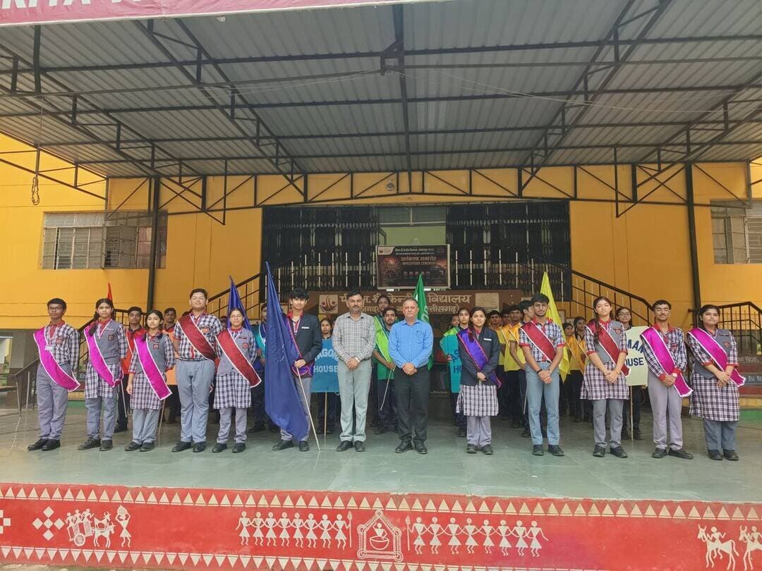 पी.एम. श्री केंद्रीय विद्यालय जगदलपुर में सत्र 2026-27 के छात्र परिषद अलंकरण समारोह का आयोजन।
नव निर्वाचित छात्र परिषद पदाधिकारियों को बैज प्रदान कर नेतृत्व, अनुशासन, उत्तरदायित्व एवं सेवा-भावना के साथ अपने दायित्वों के निर्वहन की शपथ दिलाई गई।
#PMSHRI #Jagdalpur