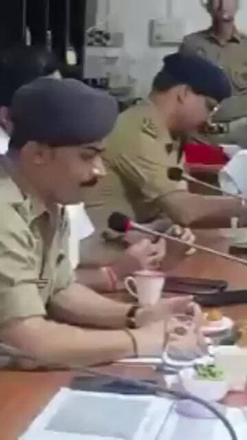 #एसपी कृष्ण विश्नोई की विदाई के समय रोते नजर आए डीएम #viralnews #newslive #news