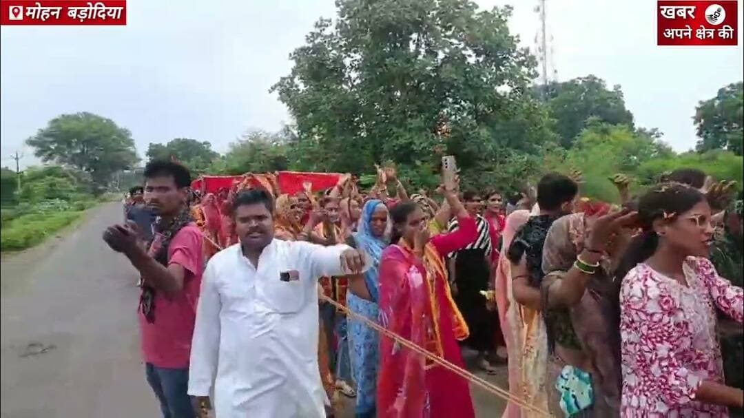 मोहन बड़ोदिया से देवरीमाता तक निकली 30 फीट लंबी चुनर यात्रा, जगह जगह हुआ पुष्पवर्षा से स्वागत