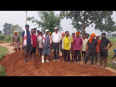 मुखिया के सहयोग से ग्रामीणों ने श्रमदान कर बनाई सड़क#npj