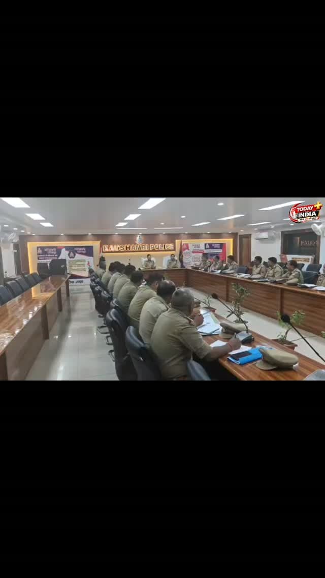 त्योहारों को लेकर पुलिस अलर्ट, संवेदनशील इलाकों में बढ़ेगी गश्त
कौशांबी। आगामी त्योहारों और जिले में कानून-व्यवस्था को लेकर पुलिस अधीक्षक सत्यनारायण ने शनिवार को पुलिस कार्यालय स्थित दुर्गा भाभी सभागार में समीक्षा बैठक की। उन्होंने अधिकारियों को अपराध नियंत्रण के साथ ही त्योहारों के दौरान शांति व्यवस्था बनाए रखने के लिए विशेष सतर्कता बरतने के निर्देश दिए।
बैठक में अपर पुलिस अधीक्षक अमिता सिंह, सभी क्षेत्राधिकारी, थाना प्रभारी और पुलिस अधिकारी मौजूद रहे। एसपी ने बीएनएस, बीएनएसएस समेत विभिन्न अधिनियमों के तहत दर्ज मुकदमों की प्रगति की समीक्षा की। नकबजनी, लूट, झपटमारी और गौवध जैसे गंभीर अपराधों पर प्रभावी अंकुश लगाने तथा लंबित मामलों का शीघ्र अनावरण करने के निर्देश दिए।
एसपी ने अपराधियों पर निरोधात्मक कार्रवाई तेज करने, गैंगस्टर व गुंडा एक्ट के तहत कार्रवाई तथा हिस्ट्रीशीटरों की नियमित निगरानी करने को कहा। आगामी त्योहारो�