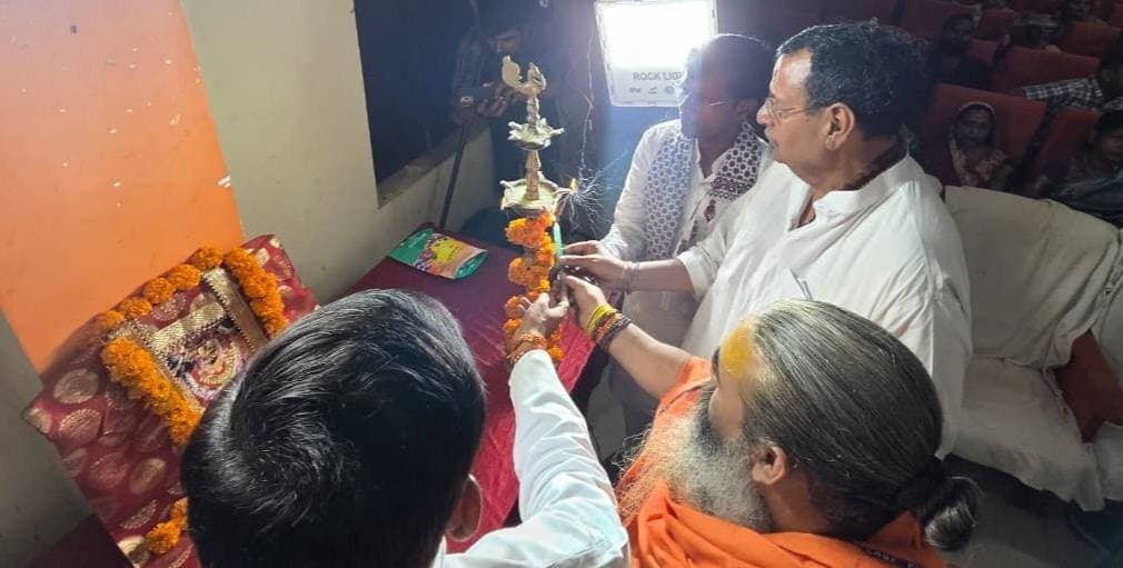 मिर्जापुर में सजा कजली मल्हार उत्सव का भव्य मंच, लोक संस्कृति की प्रस्तुतियों ने बांधा समां
मिर्जापुर। नगर के सिटी क्लब में शनिवार को ‘लोक संस्कृति संरक्षण केन्द्र’ के तत्वावधान में तृतीय भव्य ‘कजली मल्हार उत्सव’ का आयोजन किया गया। कार्यक्रम का शुभारंभ नगर विधायक रत्नाकर मिश्रा एवं संरक्षक महंत डॉ. योगानंद गिरि ने मां विंध्यवासिनी देवी के चित्र पर माल्यार्पण एवं दीप प्रज्ज्वलित कर किया।
कार्यक्रम में लोक संस्कृति, लोक संगीत एवं पारंपरिक कला की मनमोहक प्रस्तुतियों ने दर्शकों को मंत्रमुग्ध कर दिया। मंच पर गायक कलाकारों ने कजली एवं मल्हार की शानदार प्रस्तुतियां देकर पूरे वातावरण को सांस्कृतिक रंगों से सराबोर कर दिया।
कार्यक्रम में पहुंचने वाले अतिथियों एवं कलाकारों का ऊषा गुप्ता ने स्वागत किया। शानदार प्रस्तुतियों के बाद अतिथियों द्वारा गायक कलाकारों को सम्मानित किया गया। वक्ताओं ने कहा कि कजली एवं मल्हार जैसी पारंपरिक लोक विधाएं मिर्जापुर की समृद्ध सांस्कृतिक विरासत की पहचान हैं। ऐसे आयोजन लोक परंपराओं के संरक्षण एवं संवर्धन के साथ नई पीढ़ी को अपनी सांस्कृतिक जड़ों से जोड़ने में महत्वपूर्ण भूमिका निभाते हैं।
कार्यक्रम के अंत में ऊषा गुप्ता ने सभी अतिथियों, कलाकारों, सहयोगियों एवं दर्शकों के प्रति आभार व्यक्त किया। आयोजन को सफल बनाने में योगदान देने वाले सभी लोगों को बधाई एवं शुभकामनाएं दी गईं।
इस अवसर पर ओम प्रकाश उपाध्याय, संदर्भ पाण्डेय, संतोष श्रीवास्तव, इमरान, बलवंत मौर्या, आनंद, भानु प्रताप सिंह, श्रीमती सैला श्रीवास्तव, धरम गुप्ता, विष्णु पाण्डेय सहित बड़ी संख्या में लोग उपस्थित रहे।
#मिर्जापुर #कजलीमल्हारउत्सव #कजलीमल्हार #लोकसंस्कृति #लोकसंगीत #लोककलाकार #सांस्कृतिकविरासत #मिर्जापुरन्यूज #TodayMirzapur #MirzapurNews #विंध्याचल #मां_विंध्यवासिनी #लोकसंस्कृतिसंरक्षण #कजलीउत्सव #सांस्कृतिककार्यक्रम