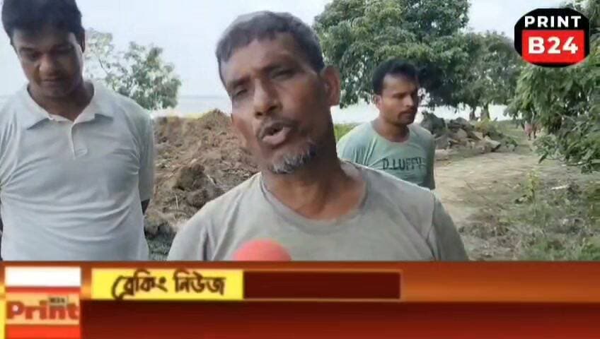 রাধাকৃষ্ণপুরে পদ্মার ভাঙন রোধের কাজে দুর্নীতির অভিযোগ, কাজ বন্ধ করলেন গ্রামবাসী।