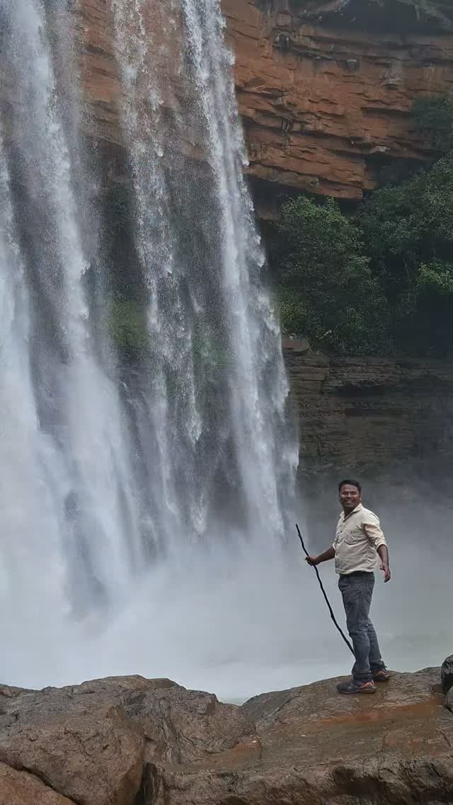 बस्तर के घने जंगलों के बीच, जहाँ दूर-दूर तक न कोई गाँव था और न ही कोई घर… वहाँ चार दोस्तों के साथ शुरू हुआ एक यादगार सफर। 🌿💦
जंगलों के बीच से गुजरते हुए जब हम इस खूबसूरत Bastar Waterfall तक पहुँचे, तो सामने का नज़ारा देखकर कुछ पल के लिए सब कुछ भूल गए। 🤩
इस वॉटरफॉल की खूबसूरती सिर्फ नीचे से ही नहीं, बल्कि ऊपर से देखने पर भी उतनी ही शानदार थी। एक तरफ जंगलों की हरियाली, दूसरी तरफ पहाड़ों के बीच गिरता हुआ पानी और चारों तरफ प्रकृति की शांति—यह पूरा अनुभव अपने आप में अलग था। 🌊⛰️🌳
चार दोस्तों के साथ बिताया गया यह सफर, जंगलों की खूबसूरती और वॉटरफॉल का यह अद्भुत नज़ारा हमेशा याद रहेगा। ❤️
अगर आपको Bastar, Chhattisgarh, Waterfalls, Jungle Adventure और Nature Exploration पसंद है, तो यह वीडियो आपको जरूर पसंद आएगा।
📍 Location: Bastar, Chhattisgarh
🌊 Experience: Bastar Waterfall & Jungle Adventure
👬 With: 4 Friends
वीडियो पसंद आए तो Like ❤️ | Comment 💬 | Share 🔄 | Subscribe 🔔 जरूर करें।
#bastar #chhattisgarh #jagdalpur #waterfall #chhattisgarhtourism Waterfall BastarTrip JungleAdventure NatureLovers HiddenWaterfall WaterfallAdventure ExploreBastar BastarDiaries IncredibleChhattisgarh TravelVlog