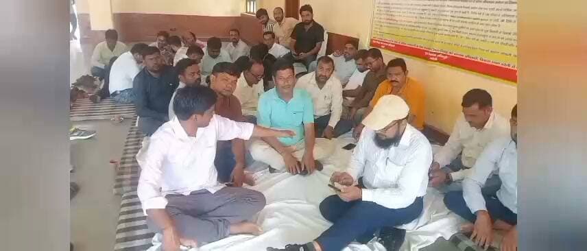 ट्रैप कार्रवाई को लेकर लेखपालों में आक्रोश, एसडीएम को सौंपा ज्ञापन
#Bareillynewslive
#आंबलाएसडीएम