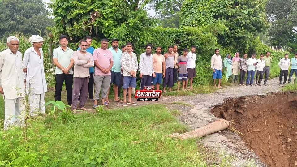 पांवटा की भाग्य रेखाएं कब तक होंगी खून से लाल?
बीते हादसों के खून के धब्बे धुले भी नहीं थे कि शनिवार रात फिर सड़क दुर्घटना ने उठाए सुरक्षा व्यवस्था पर सवाल
देशआदेश
पांवटा साहिब की सड़कों पर आए दिन हो रहे सड़क हादसे अब लोगों के लिए चिंता का बड़ा कारण बनते जा रहे हैं। पांवटा की भाग्य रेखाएं लगातार खून से लाल हो रही हैं। बीते दिनों हुए हादसों के खून के धब्बे अभी धुले भी नहीं थे कि शनिवार रात करीब 11 बजे फिर एक सड़क दुर्घटना हो गई।
लगातार सामने आ रहे हादसों ने सड़क सुरक्षा, यातायात नियमों के पालन और प्रशासनिक व्यवस्था पर गंभीर सवाल खड़े कर दिए हैं। लोगों का कहना है कि ऐसा लगता है जैसे नियम-कानून का वाहन चालकों में कोई डर ही नहीं रह गया है।
ओवरस्पीड, लापरवाही से वाहन चलाना, यातायात नियमों की अनदेखी और रात के समय निगरानी की कमी—इन तमाम पहलुओं पर प्रभावी कार्रवाई की जरूरत महसूस की जा रही है।
स्थानीय लोगों का सवाल है कि आखिर कब तक पांवटा की सड़कों पर हादसे होते रहेंगे और कब प्रशासन सड़क सुरक्षा को लेकर सख्त कदम उठाएगा? हादसों के बाद केवल कार्रवाई या बयान नहीं, बल्कि दुर्घटनाओं को रोकने के लिए स्थायी और प्रभावी व्यवस्था की जरूरत है।