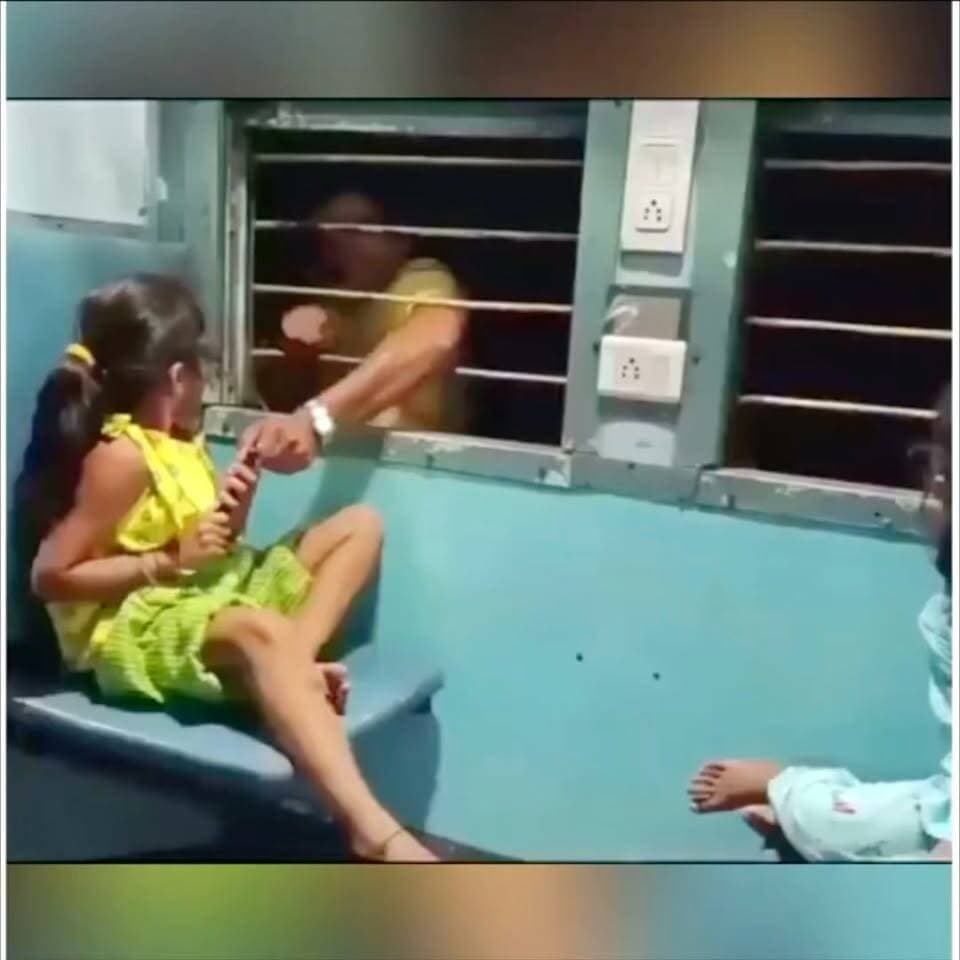 ट्रेन के खिड़की के पास बैठी बच्ची को मोबाइल देना पड़ गया भारी.. see more
मोबाइल छीनकर भाग गया चोर, मम्मी मम्मी चिल्लाती रही बच्ची, देखें पूरी वीडियो
#viralvideoシ #viralpost #viralreelsシ