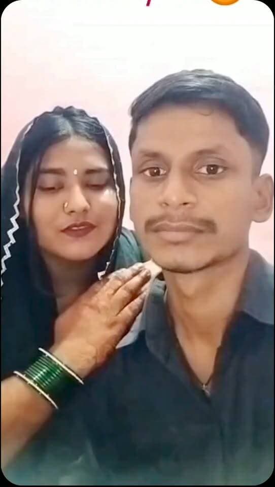 बिहार के दरभंगा की यह प्रेम कहानी Social Media पर हर किसी का ध्यान खींच रही है...See more
_प्यार की खातिर घर की दहलीज पार कर इस जोड़े ने Court Marriage कर ली
_लेकिन असली Drama इनके Instagram Video से शुरू हुआ।
_जहाँ Video में लड़की के चेहरे पर प्यार पाने की खुशी साफ झलक रही है!
_वहीं लड़के की आँखों में छिपा गहरा दर्द कई कठिन सवाल खड़े करता है।
_कहानी का सबसे बड़ा और दिलचस्प मोड़ यह है कि Police ने इनकी इस Digital अदालत के बयान को मानने से साफ इनकार कर दिया है।
_क्या यह Love Story कोई नया मोड़ लेगी?👇