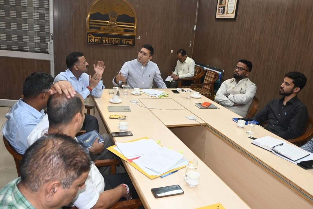 मणिमहेश यात्रा में सुरक्षा व्यवस्था को लेकर प्रशासन सख्त, एक हजार से अधिक पुलिस व होमगार्ड जवान होंगे तैनात
हड़सर से डल झील तक शाम 7 बजे से सुबह 4 बजे तक यात्रा पर रहेगा प्रतिबंध, सेक्टरों में बांटा जाएगा यात्रा मार्ग
सुरेंद्र ठाकुर
चंबा, 22 अगस्त। श्री मणिमहेश यात्रा-2026 के दौरान श्रद्धालुओं की सुरक्षा और सुगम आवाजाही को लेकर जिला प्रशासन ने तैयारियां तेज कर दी हैं। यात्रा के सफल एवं सुरक्षित संचालन के लिए व्यापक सुरक्षा व्यवस्था की जा रही है। इस संबंध में उपायुक्त मुकेश रेपस्वाल की अध्यक्षता में सुरक्षा एवं संचार व्यवस्था को लेकर बैठक आयोजित की गई।
उपायुक्त ने कहा कि मणिमहेश यात्रा के दौरान श्रद्धालुओं की सुरक्षा और सुविधा प्रशासन की सर्वोच्च प्राथमिकता है। भीड़ प्रबंधन, सुगम आवाजाही, निगरानी और आपात परिस्थितियों से निपटने के लिए संबंधित विभागों को आवश्यक दिशा-निर्देश जारी किए गए हैं।
रात में यात्रा पर रहेगा प्रतिबंध
बैठक में श्रद्धालुओं की सुरक्षा को ध्यान में रखते हुए महत्वपूर्ण निर्णय लिया गया। मैहला से आगे रात 11 बजे से सुबह 4 बजे तक तथा हड़सर से पवित्र डल झील तक शाम 7 बजे से सुबह 4 बजे तक यात्रा प्रतिबंधित रहेगी।
प्रशासन का कहना है कि रात के समय यात्रा पर रोक का उद्देश्य श्रद्धालुओं की सुरक्षा सुनिश्चित करना और अंधेरे में कठिन एवं संवेदनशील मार्गों पर होने वाली संभावित दुर्घटनाओं को रोकना है।
एक हजार से अधिक जवान संभालेंगे सुरक्षा व्यवस्था
पुलिस अधीक्षक विजय कुमार सकलानी ने बताया कि यात्रा के दौरान करीब एक हजार पुलिस एवं होमगार्ड जवानों की तैनाती प्रस्तावित है। यात्रा मार्ग को अलग-अलग सेक्टरों में बांटकर सुरक्षा व्यवस्था की जाएगी, ताकि श्रद्धालुओं की आवाजाही और भीड़ पर प्रभावी निगरानी रखी जा सके।
सुरक्षा के दायरे में करियां से धरवाला, धरवाला से खड़ामुख, खड़ामुख से सावनपुर, सावनपुर से पट्टी नाला, पट्टी नाला से हड़सर, हड़सर से धनछो तथा गौरी कुंड से डल झील तक के विभिन्न मार्ग शामिल किए गए हैं।
इस बार स्थानीय लोगों द्वारा आवागमन के लिए इस्तेमाल किए जाने वाले वैकल्पिक मार्गों को भी सुरक्षा व्यवस्था के दायरे में शामिल किया गया है।
भरमौर में बनेगा मुख्य संचार नियंत्रण कक्ष
यात्रा के दौरान बेहतर समन्वय और संचार व्यवस्था के लिए उपमंडलीय मुख्यालय भरमौर में मुख्य संचार नियंत्रण कक्ष स्थापित किया जाएगा। इससे यात्रा मार्ग पर तैनात विभिन्न टीमों और विभागों के बीच बेहतर समन्वय सुनिश्चित करने में मदद मिलेगी।
उपायुक्त ने सेक्टर मजिस्ट्रेट की तैनाती, श्रद्धालुओं की निगरानी, भारी वाहनों की नियंत्रित आवाजाही तथा संवेदनशील स्थानों पर आवश्यक उपकरण और मशीनरी उपलब्ध रखने के निर्देश दिए। हड़सर से डल झील तक स्वयंसेवकों की तैनाती को लेकर भी आवश्यक दिशा-निर्देश जारी किए गए।
प्रशासन की श्रद्धालुओं से अपील
उपायुक्त मुकेश रेपस्वाल ने श्रद्धालुओं से प्रशासन द्वारा निर्धारित समय और मार्ग का पालन करने की अपील की है। उन्होंने कहा कि यात्रा के दौरान जारी सुरक्षा निर्देशों का पालन करना प्रत्येक श्रद्धालु की जिम्मेदारी है।
उन्होंने श्रद्धालुओं से प्रशासन और पुलिस का सहयोग करने तथा मौसम और यात्रा मार्ग की परिस्थितियों को ध्यान में रखते हुए सावधानी बरतने का आग्रह किया।
बैठक में अतिरिक्त उपायुक्त अमित मैहरा, सहायक आयुक्त मनमोहन सिंह, एसडीएम चिराग शर्मा, डीएसपी बलदेव दत्त सहित विभिन्न विभागों के अधिकारी मौजूद रहे।
#PangiLiveNews #ManimaheshYatra2026 #ManimaheshYatra #Manimahesh #ManimaheshDham #ChambaNews #Bharmaur #Hadsar #DalLake #HimachalNews #HimachalPradesh #Chamba #SecurityArrangement #PoliceDeployment #HomeGuards #यात्रा2026 #मणिमहेशयात्रा #मणिमहेश #भरमौर #हड़सर #डलझील #चंबा #यात्रासुरक्षा #श्रद्धालु #प्रशासन