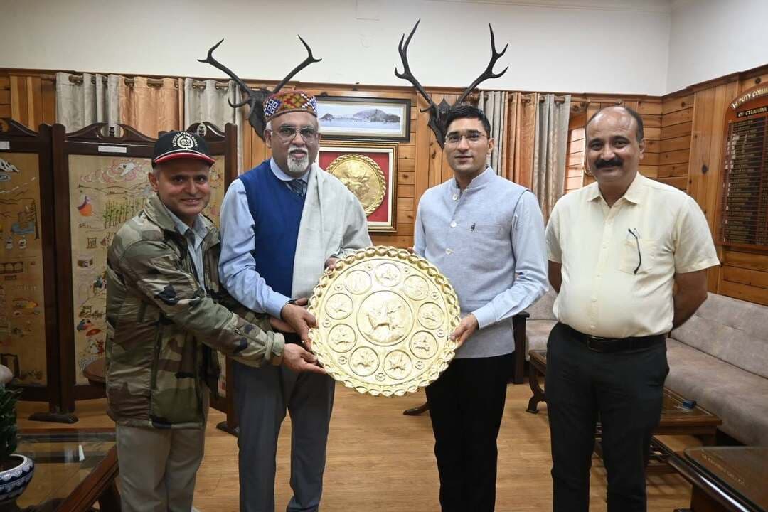 गुरु नानक देव पब्लिक स्कूल डलहौजी ने रेड क्रॉस सोसाइटी को भेंट किया ढाई लाख का चैक
सुरेंद्र ठाकुर
चंबा, 22 अगस्त।
गुरु नानक देव पब्लिक स्कूल डलहौजी की ओर से सामाजिक सरोकार की दिशा में पहल करते हुए जिला रेड क्रॉस सोसाइटी चंबा को 2 लाख 50 हजार रुपये की आर्थिक सहायता प्रदान की गई। स्कूल के प्रिंसिपल नगदीप भंडारी ने उपायुक्त एवं जिला रेड क्रॉस सोसाइटी के अध्यक्ष मुकेश रेपस्वाल को सहायता राशि का चैक भेंट किया।
इस अवसर पर उपायुक्त मुकेश रेपस्वाल ने विद्यालय प्रबंधन और प्रिंसिपल नगदीप भंडारी की इस पहल की सराहना की। उन्होंने कहा कि जरूरतमंद लोगों की सहायता के लिए किया गया यह सहयोग सामाजिक जिम्मेदारी और सेवा भावना का उत्कृष्ट उदाहरण है। ऐसे प्रयास समाज में सहयोग और संवेदनशीलता की भावना को मजबूत करते हैं।
कार्यक्रम के दौरान उपायुक्त ने प्रिंसिपल नगदीप भंडारी को शॉल, टोपी और चंबा थाल भेंट कर सम्मानित किया।
इस मौके पर अतिरिक्त उपायुक्त अमित मैहरा, सहायक आयुक्त मनमोहन सिंह, उपनिदेशक उच्च शिक्षा विकास महाजन तथा गुरु नानक देव पब्लिक स्कूल डलहौजी के वाइस प्रिंसिपल संदीप राणा भी मौजूद रहे।
#PangiLiveNews #ChambaNews #Dalhousie #GuruNanakDevPublicSchool #RedCrossSociety #DistrictRedCrossSociety #Chamba #HimachalNews #HimachalPradesh #SocialService #Humanity #सेवासमर्पण #समाजसेवा #रेडक्रॉस #डलहौजी #चंबा #जरूरतमंदोंकीमदद #सामाजिकजिम्मेदारी #मानवीयपहल