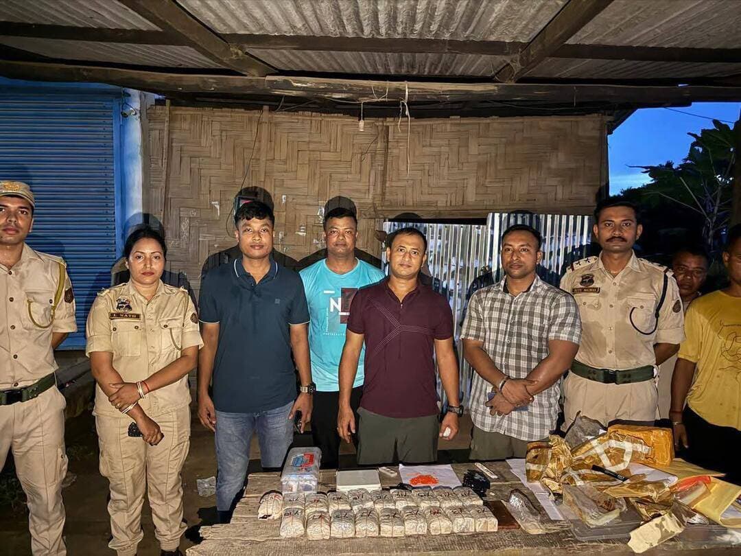 ধলাইয়ে স্কুটির ডিকি থেকে ৪০ হাজার ইয়াবা উদ্ধার, গ্রেপ্তার দুই
ধলাইয়ের সপ্তগ্রামে মাদকবিরোধী অভিযানে বড়সড় সাফল্য কাছাড় পুলিশের। গোপন সূত্রের ভিত্তিতে একটি স্কুটি আটক করে তল্লাশি চালিয়ে ডিকি থেকে উদ্ধার করা হয়েছে চার প্যাকেটে রাখা ৪০ হাজারটি সন্দেহভাজন ইয়াবা ট্যাবলেট। যার মোট স্থূল ওজন ৪ কেজি ৩৬৩ গ্রাম।
ঘটনায় স্কুটির চালক জিয়াবুর রহমান বড়ভূঁইয়া ও আরোহী তৈয়বুর রহমান বড়ভূঁইয়াকে আটক করেছে পুলিশ। পরে তৈয়বুরের একটি গোডাউনেও তল্লাশি চালিয়ে প্রায় ১৫৫ কেজি সন্দেহভাজন বার্মিজ সুপারি উদ্ধার করা হয়।
উদ্ধার হওয়া সামগ্রী জব্দ করে ঘটনার তদন্ত শুরু করেছে পুলিশ। মাদক ও সুপারির উৎস এবং গন্তব্য খতিয়ে দেখা হচ্ছে বলে জানা গেছে।