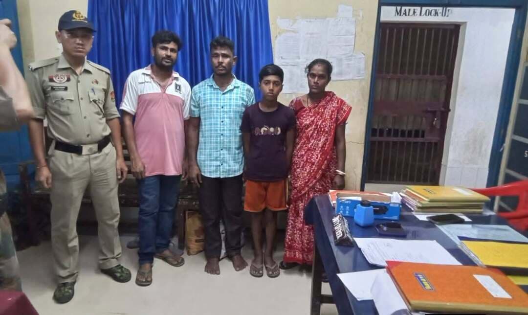 *সীমান্ত পেরিয়ে অবৈধ অনুপ্রবেশ: সিঙ্গিছড়ায় ধৃত শিশুসহ ৩ বাংলাদেশি ও পাচারচক্রের মূল পান্ডা!*
ত্রিপুরা থেকে গোপাল সিংয়ের রিপোর্ট:
ভারত-বাংলাদেশ সীমান্ত পেরিয়ে অবৈধভাবে ভারতে প্রবেশের সময় খোয়াই থানার সিঙ্গিছড়া এলাকা থেকে তিন বাংলাদেশি নাগরিককে আটক করল পুলিশ। একই সাথে এই মানব পাচারচক্রের প্রধান পান্ডাকেও গ্রেফতার করতে সক্ষম হয়েছেন নিরাপত্তা কর্মীরা। ধৃত বাংলাদেশি নাগরিকদের পরিচয় পাওয়া গেছে—তারা হলেন বাংলাদেশ সুনামগঞ্জের বাসিন্দা রিপন তালুকদার, সুজাতা তালুকদার এবং এক নাবালক। অন্যদিকে ধৃত ভারতীয় পাচারচক্রের মূল পান্ডার নাম প্রিয়লাল সরকার, তার বাড়ি আগরতলার রামনগর এলাকায়। পাচারের কাজে ব্যবহৃত একটি চার চাকার গাড়িও বাজেয়াপ্ত করেছে পুলিশ, যার রেজিস্ট্রেশন নম্বর TR01BC-0751।
পুলিশ সূত্রে জানা গেছে, সীমান্ত পেরিয়ে অবৈধ অনুপ্রবেশের এক গোপন খবরের ওপর ভিত্তি করে খোয়াই থানার একটি বিশেষ টিম সিঙ্গিছড়া এলাকায় ওৎ পেতে বসে থাকে। সন্দেহজনক গাড়িটি আটক করে তল্লাশি চালাতেই উন্মোচিত হয় এই বেআইনি অনুপ্রবেশের ঘটনা। ঘটনার পরপরই পুলিশ চারজনকেই গ্রেফতার করে থানায় নিয়ে যায় এবং পাচারে ব্যবহৃত গাড়িটিকেও নিজেদের হেফাজতে নেয়। এই ঘটনায় নির্দিষ্ট ধারায় মামলা নথিভুক্ত করে তদন্ত শুরু হয়েছে। খোয়াই থানার পুলিশ ধৃত অনুপ্রবেশকারীদের পাশাপাশি পাচারচক্রের মাস্টারমাইন্ড প্রিয়লাল সরকারকে জোর জিজ্ঞাসাবাদ চালিয়ে রাজ্যব্যাপী ছড়িয়ে থাকা আন্তঃসীমান্ত মানব পাচার নেটওয়ার্কের অন্য সদস্যদের বিষয়ে কতটা চাঞ্চল্যকর তথ্য বের করতে পারে, এখন সেদিকেই নজর সকলের।