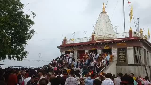 मैहर शारदा धाम में सावन के अवसर पर श्रद्धालुओं की अपार भीड़....
