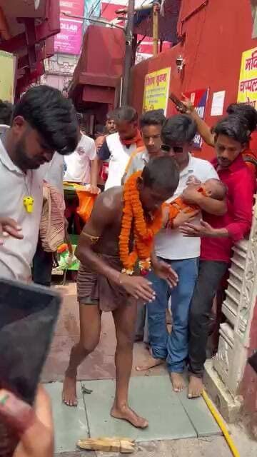 मानवता की मिसाल! दंडवत बम जी के सफर में मददगार बना शख्स, बढ़ाया सहारे का हाथ