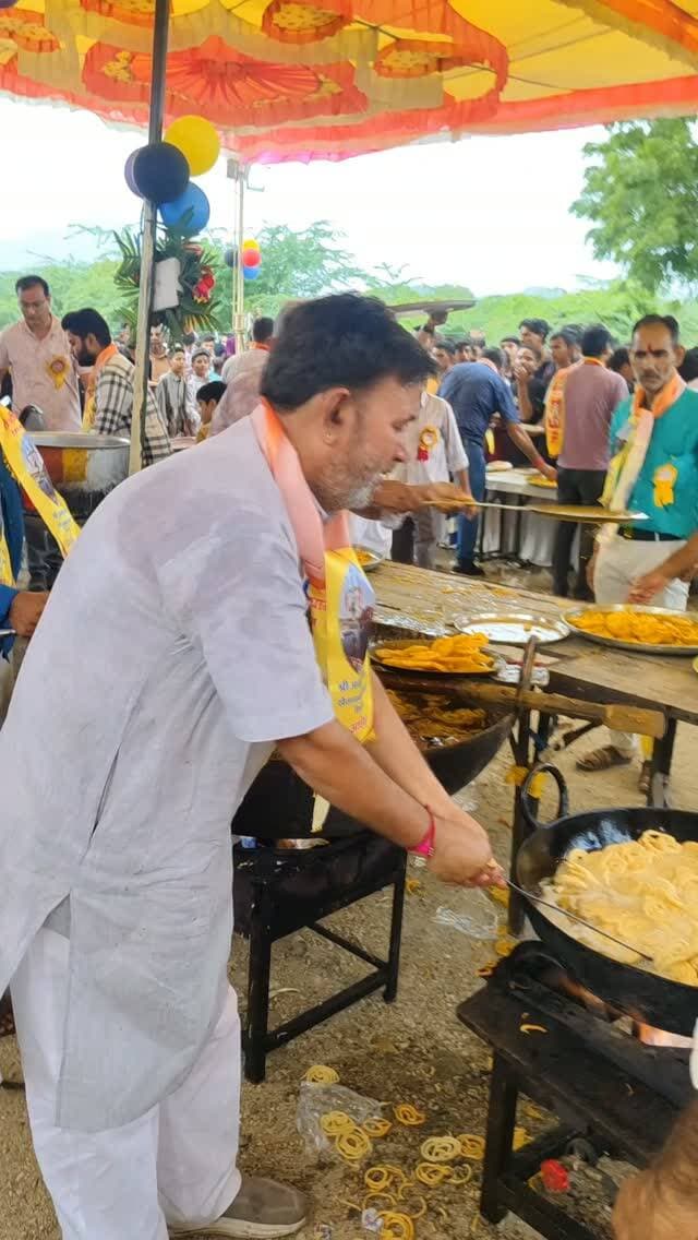 कामेश्वर पैदल यात्रा के नाश्ते के लिए वादा एवं जलेबी शनि धाम आश्रम में आशापुरा स्वीट के पूराराम कुमावत एवं सेवा में प्रकाश कुमार विधाता इंडस्ट्रीज महेंद्र कुमार रावल दिनेश बिंदल एवं अन्य कई कार्यकर्ता उपस्थित रहे#breaking