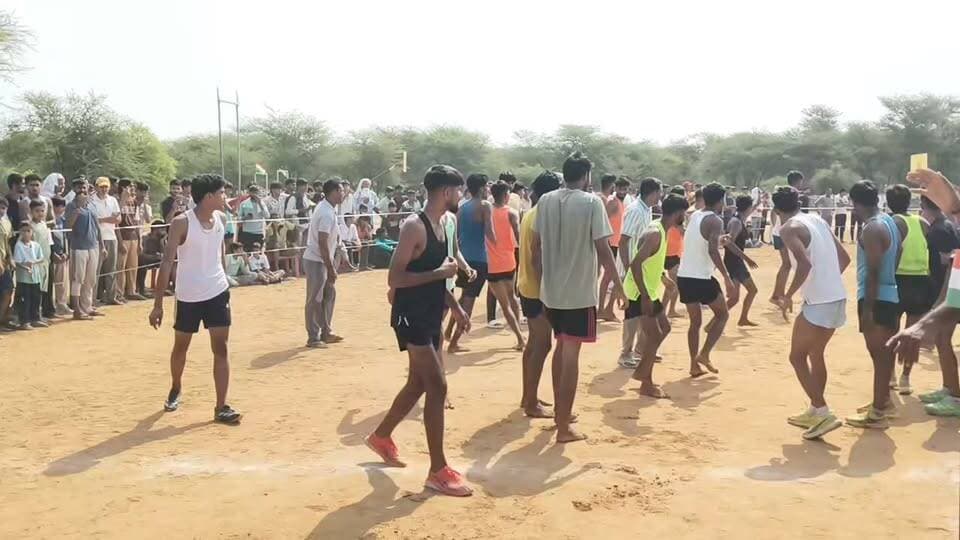 चरखी दादरी ( बाढ़डा) :-:गांव कादमा में शहीदी दिवस पर खेल प्रतियोगिता....
*शहादत की याद, कदमों में रफ्तार—कादमा में युवाओं ने लगाई दौड़*