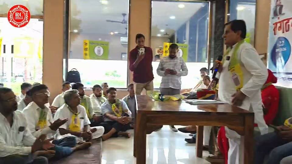 RLP नगर निकाय चुनाव में बालेसर नगरपालिका में अपने प्रत्याशी उतारेगी प्रदेश प्रभारी दिलीप चौधरी हॉटल टर्बन ( खारी बेरी ) में अपने कार्यकर्ताओं को बोले कि हमें मजबूती से चुनाव में RLP को जीताना है !