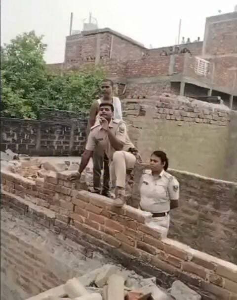 देखिए वायरल वीडियो, किस तरह बिहार के नवादा में फरहा (NH-20) पर बिना मुआवजा दिए घर तोड़े जाने से नाराज मकान मालिक/नौजवान द्वारा पेट्रोल लेकर जीवनलीला समाप्त करने का प्रयास किए जाने पर ग्रामीणों में सरकार के प्रति भारी आक्रोश देखा जा रहा है।
#saharsa #viralvideochallenge #police #bihar #nevada