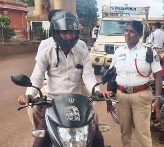 ದಂಡದ ಬದಲು ಹೆಲ್ಮೆಟ್ ನೀಡಿದ ಸಂಚಾರಿ ಪೊಲೀಸ್ – ಚಾಲಕರಲ್ಲಿ ಜಾಗೃತಿ
ಬಸವಕಲ್ಯಾಣ:
ದ್ವಿಚಕ್ರ ವಾಹನ ಅಪಘಾತಗಳಲ್ಲಿ ತಲೆಗೆ ತೀವ್ರ ಪೆಟ್ಟಾಗಿ ಸವಾರರು ಜೀವ ಕಳೆದುಕೊಳ್ಳುವುದನ್ನು ತಡೆಯುವ ಉದ್ದೇಶದಿಂದ, ಬೀದರ ಜಿಲ್ಲಾ ಪೊಲೀಸ್ ಹಾಗೂ ಬಸವಕಲ್ಯಾಣ ಸಂಚಾರಿ ಪೊಲೀಸ್ ಠಾಣೆಯ ವತಿಯಿಂದ ಅಪರೂಪದ ಜಾಗೃತಿ ಅಭಿಯಾನವೊಂದನ್ನು ಹಮ್ಮಿಕೊಳ್ಳಲಾಗಿತ್ತು. ನಿಯಮ ಉಲ್ಲಂಘಿಸಿದ ಸವಾರರಿಗೆ ದಂಡ ವಿಧಿಸುವ ಬದಲು ಉಚಿತವಾಗಿ ಹೆಲ್ಮೆಟ್ ವಿತರಿಸಿ, ರಸ್ತೆ ಸುರಕ್ಷತೆ ಬಗ್ಗೆ ಮನವರಿಕೆ ಮಾಡಿಕೊಡಲಾಯಿತು.
ಬೀದರ ಜಿಲ್ಲಾ ಪೊಲೀಸ್ ವರಿಷ್ಠಾಧಿಕಾರಿಗಳಾದ ಮಾನ್ಯ ಪ್ರದೀಪ್ ಗುಂಟಿ (ಐ.ಪಿ.ಎಸ್.) ರವರ ನಿರ್ದೇಶನದಂತೆ ಈ ಕಾರ್ಯಕ್ರಮ ಜರುಗಿತು. ಜಿಲ್ಲೆಯಲ್ಲಿ ಸಂಭವಿಸುವ ರಸ್ತೆ ಅಪಘಾತಗಳಲ್ಲಿ ಸಾವಿನ ಪ್ರಮಾಣವನ್ನು ಗಣನೀಯವಾಗಿ ತಗ್ಗಿಸುವ ಸಂಕಲ್ಪದೊಂದಿಗೆ ಬಸವಕಲ್ಯಾಣ ಸಂಚಾರಿ ಪೊಲೀಸ್ ಠಾಣಾ ವ್ಯಾಪ್ತಿಯಲ್ಲಿ ಈ ವಿಶೇಷ ಕಾರ್ಯಚರಣೆ ನಡೆಸಲಾಯಿತು.
ಸಂಚಾರಿ ಪೊಲೀಸ್ ಠಾಣೆಯ ಪಿ.ಎಸ್.ಐ ಶ್ರೀಮತಿ ಸುಜಾತಾ ರವರ ನೇತೃತ್ವದಲ್ಲಿ, ಠಾಣೆಯ ಅಧಿಕಾರಿಗಳು ಹಾಗೂ ಸಿಬ್ಬಂದಿಗಳು ಹೆಲ್ಮೆಟ್ ಧರಿಸದೇ ಸಂಚರಿಸುತ್ತಿದ್ದ ದ್ವಿಚಕ್ರ ವಾಹನ ಸವಾರರನ್ನು ತಡೆದು ನಿಲ್ಲಿಸಿದರು. ಈ ವೇಳೆ ಸವಾರರಿಗೆ ದಂಡ ಹಾಕುವ ಬದಲು, ಹೆಲ್ಮೆಟ್ ವಿತರಿಸಿ ಅವರ ಕುಟುಂಬ ಹಾಗೂ ಅವಲಂಬಿತರ ಭವಿಷ್ಯದ ಬಗ್ಗೆ ಯೋಚಿಸುವಂತೆ ತಿಳಿಹೇಳಿದರು.
"ಹೆಲ್ಮೆಟ್ ಧರಿಸಿ - ಪ್ರಾಣ ಉಳಿಸಿ" ಎಂಬ ಸಂದೇಶದೊಂದಿಗೆ ಕಡ್ಡಾಯವಾಗಿ ಹೆಲ್ಮೆಟ್ ಧರಿಸುವಂತೆ ಮನವರಿಕೆ ಮಾಡಿದ ಪೊಲೀಸರು, ಸಂಚಾರಿ ನಿಯಮಗಳನ್ನು ತಪ್ಪದೇ ಪಾಲಿಸಲು ಸಾರ್ವಜನಿಕರಲ್ಲಿ ಜಾಗೃತಿ ಮೂಡಿಸಿದರು. ಬೀದರ ಜಿಲ್ಲಾ ಪೊಲೀಸರ ಈ ಜನಪರ ಹಾಗೂ ವಿನೂತನ ಕಾರ್ಯಕ್ಕೆ ಸಾರ್ವಜನಿಕ ವಲಯದಲ್ಲಿ ವ್ಯಾಪಕ ಮೆಚ್ಚುಗೆ ವ್ಯಕ್ತವಾಗಿದೆ.
ಪೊಲೀಸ್ ವರಿಷ್ಠಾಧಿಕಾರಿಗಳ ಮನವಿ:
"ಜನಸಾಮಾನ್ಯರ ಅಮೂಲ್ಯವಾದ ಪ್ರಾಣ ರಕ್ಷಣೆ ಮಾಡಲು ಬೀದರ ಜಿಲ್ಲಾ ಪೊಲೀಸ್ ಇಲಾಖೆ ಸದಾ ಶ್ರಮಿಸುತ್ತಿದೆ. ರಸ್ತೆ ಸುರಕ್ಷತೆ ಎಂಬುದು ಪ್ರತಿಯೊಬ್ಬರ ಕರ್ತವ್ಯವಾಗಿದ್ದು, ಸಾರ್ವಜನಿಕರು ಹಾಗೂ ವಾಹನ ಸವಾರರು ಪೊಲೀಸ್ ಇಲಾಖೆಯ ಈ ಪ್ರಯತ್ನಕ್ಕೆ ಸಂಪೂರ್ಣ ಸಹಕಾರ ನೀಡಬೇಕು."
— ಪ್ರದೀಪ್ ಗುಂಟಿ, ಐ.ಪಿ.ಎಸ್., ಪೊಲೀಸ್ ವರಿಷ್ಠಾಧಿಕಾರಿಗಳು, ಬೀದರ ಜಿಲ್ಲೆ.