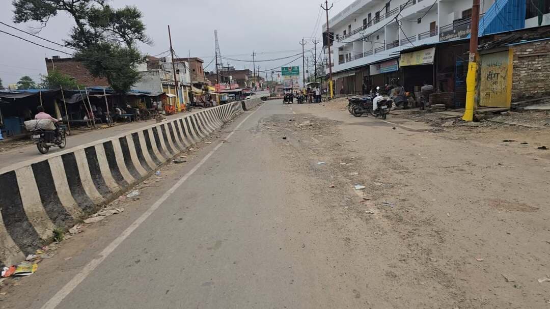 सरकारी योजनाओं में भ्रष्टाचार पर लगाम कब? छह महीने में ही गड्ढों में तब्दील हुई करोड़ों की सड़क
मीरजापुर / विंध्याचल
सरकारी योजनाओं में भ्रष्टाचार रुकने का नाम नहीं ले रहा है। इसका ताजा उदाहरण विंध्याचल में देखने को मिल रहा है, जहां PWD विभाग द्वारा बनाई गई नई सड़क छह महीने के भीतर ही टूटकर जान का खतरा बन गई है।
विंध्याचल के अटल चौक से देवरहा बाबा आश्रम तक करोड़ों रुपये की लागत से नई सड़क का निर्माण कराया गया था। लेकिन घटिया निर्माण सामग्री के इस्तेमाल के चलते सड़क जगह-जगह से उखड़ गई है और बड़े-बड़े गड्ढों में तब्दील हो गई है।
अटल चौक से देवरहा बाबा आश्रम रोड पर मुड़ते ही हर कुछ कदम पर गड्ढे नजर आ रहे हैं। गड्ढों के कारण दोपहिया वाहन चालक आए दिन गिरकर चोटिल हो रहे हैं। रात के समय तो यह सड़क और भी खतरनाक हो जाती है।
स्थानीय लोगों का आरोप है कि PWD विभाग द्वारा इस सरकारी योजना में जमकर भ्रष्टाचार किया गया है। मानकों को ताक पर रखकर सड़क बनाई गई, जिसका खामियाजा अब आम जनता भुगत रही है। लोगों ने जिला प्रशासन से सड़क की गुणवत्ता की जांच कराकर दोषी ठेकेदार और संबंधित अधिकारियों के खिलाफ कार्रवाई की मांग की है।