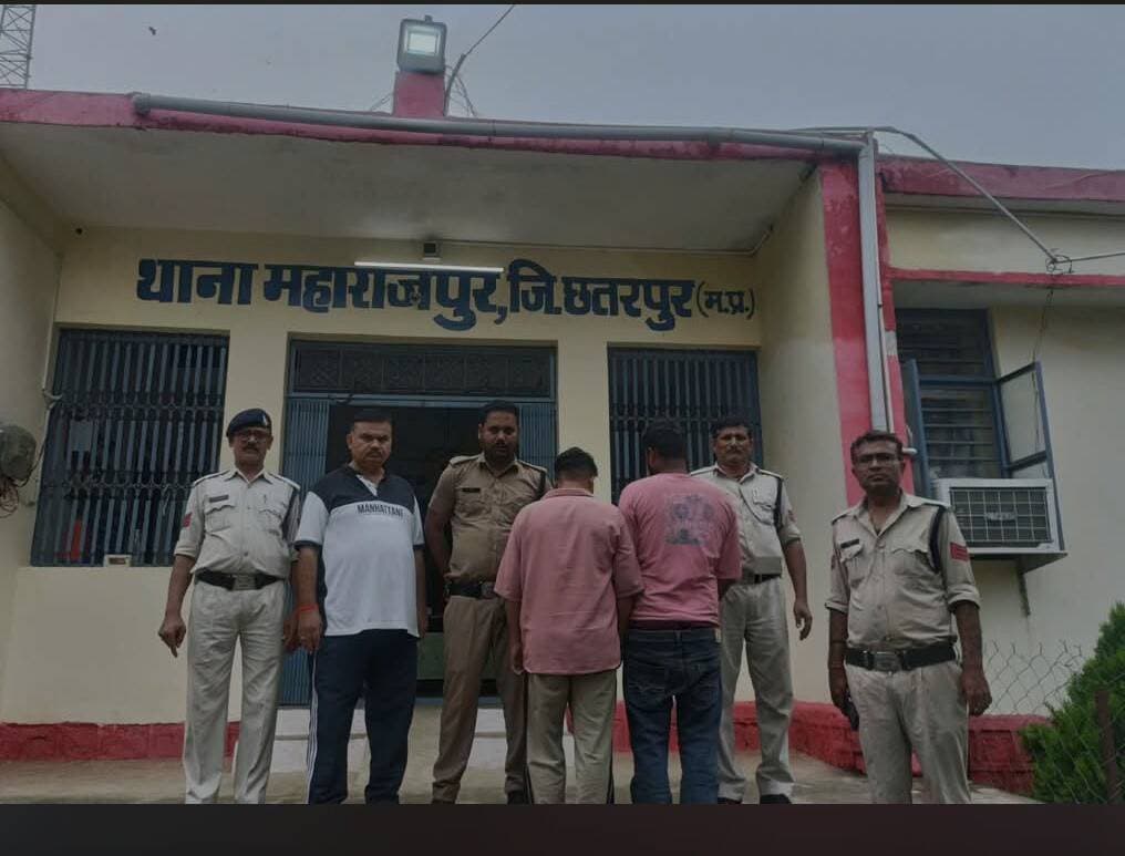 छतरपुर🆕 - रात्रि पेट्रोलिंग के दौरान महाराजपुर गढ़ीमलहरा रोड से 3 किग्रा से अधिक गांजा एवं अपाचे मोटरसाइकिल सहित 2 आरोपियों को किया गिरफ्तार
आरोपी प्रकाश रैकवार हत्या के प्रयास, एससी एसटी, एनडीपीएस जैसे 4 एवं आरोपी रावसाहब बुंदेला दहेज प्रतिबंध, एससी एसटी, एनडीपीएस अधिनियम जैसे 3 अपराधों में लिप्त
छतरपुर एसपी श्री रजत सकलेचा के निर्देशानुसार छतरपुर पुलिस द्वारा अवैध मादक पदार्थ संग्रह, उत्पादन, विक्रय एवं परिवहन करने वालों तथा सार्वजनिक स्थानों में नशाखोरी कर रहे नशाखोरों के विरुद्ध निरंतर सख्त से सख्त कार्यवाही की जा रही है।
विगत रात्रि पेट्रोलिंग के दौरान पुलिस टीम को गढ़ीमलहरा महाराजपुर रोड में गांजा तस्करी संबंधी सूचना प्राप्त हुई। पुलिस टीम संबंधित स्थान पर पहुँची। पेट्रोल पंप के पास संदेहियों ने मोटरसाइकिल से भागने का प्रयास किया, घेराबंदी कर रोका गया।
मोटरसाइकिल में रखी बोरी की तलाशी लेने पर अवैध मादक पदार्थ गांजा मिला। अवैध मादक पदार्थ 3 किलोग्राम से अधिक गांजा, अवैध परिवहन में प्रयुक्त अपाचे मोटरसाइकिल कुल कीमत करीब 1 लाख 50 हजार रुपये बरामद किया गया। अवैध मादक पदार्थ तस्करी में संलिप्त 2 आरोपियों --👇
1. प्रकाश रैकवार पिता दयाराम रैकवार निवासी ग्राम कुसमा थाना महाराजपुर
2. राव साहब बुंदेला पिता दुर्जन सिंह बुंदेला निवासी ग्राम कुसमा थाना महाराजपुर
के विरुद्ध थाना महाराजपुर में एनडीपीएस अधिनियम के तहत अपराध पंजीबद्ध किया गया। आरोपी प्रकाश रैकवार हत्या के प्रयास, एससी एसटी, एनडीपीएस जैसे 4 एवं आरोपी रावसाहब बुंदेला दहेज प्रतिबंध, एससी एसटी, एनडीपीएस अधिनियम जैसे 3 अपराधों में लिप्त है। अभियुक्तों को न्यायालय पेश किया गया। अवैध मादक पदार्थ में सम्मिलित अन्य आरोपियों की तलाश की जा रही है।
उक्त कार्रवाई में अतिरिक्त पुलिस अधीक्षक श्री आदित्य पटले एवं एसडीओपी खजुराहो श्री मनमोहन सिंह बघेल के मार्गदर्शन में थाना प्रभारी महाराजपुर निरीक्षक धर्मेंद्र कुमार सिंह, थाना प्रभारी ओरछा रोड उप निरीक्षक दीपक यादव एवं पुलिस टीम की भूमिका रही।