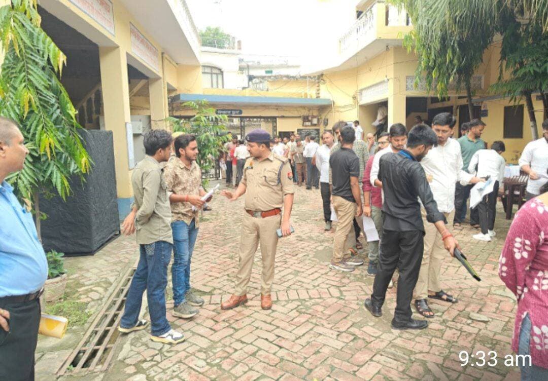 शाहजहांपुर
UPSSSC लोअर PCS मुख्य परीक्षा के दृष्टिगत पुलिस अधीक्षक सौरभ दीक्षित के निर्देशन में क्षेत्राधिकारी नगर द्वारा नगर क्षेत्र के विभिन्न परीक्षा केन्द्रों का निरीक्षण किया गया। इस दौरान परीक्षा केन्द्रों पर सुरक्षा व्यवस्था, ड्यूटी पर तैनात पुलिस बल, अभ्यर्थियों के प्रवेश एवं निकास व्यवस्था तथा यातायात व्यवस्था का जायजा लिया गया। ड्यूटी पर तैनात पुलिसकर्मियों को परीक्षा को सकुशल, शांतिपूर्ण एवं निष्पक्ष रूप से सम्पन्न कराने हेतु आवश्यक दिशा-निर्देश दिए गए।