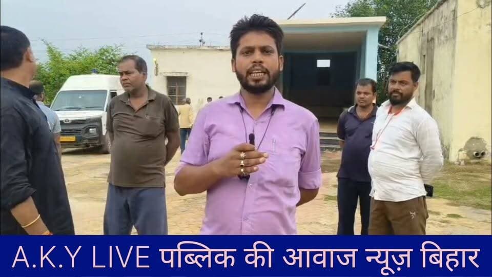 दर्दनाक हादसा, विधायक ने बढ़ाया हौसला
अरवल के कुर्था थाना क्षेत्र के पीरही गांव में दर्दनाक हादसे में 16 वर्षीय पूर्णिमा कुमारी की 11 हजार हाई वोल्टेज करंट की चपेट में आने से मौत हो गई। घटना से परिवार में मातम पसरा है। सूचना मिलते ही कुर्था विधानसभा के लोकप्रिय विधायक पप्पू वर्मा मृतका के परिजनों से मिलने पहुंचे और गहरी संवेदना व्यक्त की। विधायक ने परिजनों का हौसला बढ़ाते हुए हर संभव मदद का भरोसा दिलाया। हादसे ने पूरे गांव को झकझोर कर रख दिया है।
#ArwalNews #Kurtha #BiharNews #BreakingNews #ViralNews #Arwal #PUBLICKIAWAAZNEWS #दर्दनाक_हादसा #करंट_से_मौत Public ki Awaz Arvind Yadav A1 express Public Ki Awaz - News
