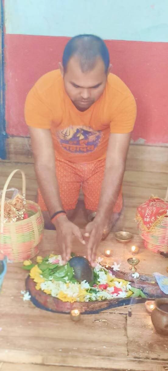 आज बहुत दिनों बाद गांव शिव मंदिर में पूजा अर्चना किया।
बाबा बैद्यनाथ धाम देवघर और बासुकीनाथ धाम से जलाभिषेक, पूजा अर्चना करने बाद गांव के शिव मंदिर में पूजा अर्चना किया।
प्रेम से बोलो हर हर महादेव।
#मुरारपुर #शेखपुरा #बिहार
#बैद्यनाथ #बासुकीनाथ #मंदिर
#फेसबुक #वायरल #फोटो
