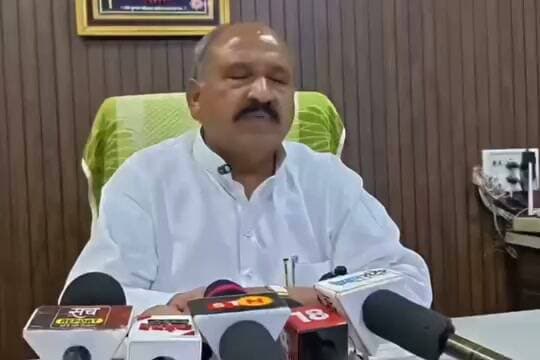 भाजपा की गुटबाजी पर बेबाक बयान, बोले—‘अंदर ही अंदर गालियां बक रहे हैं, मुझसे कहते हैं आप ही ढेर कर पाओगे’
भाजपा की अंदरूनी राजनीति और गुटबाजी को लेकर एक पुराने भाजपाई के बयान ने सियासी हलकों में चर्चाएं तेज कर दी हैं। उन्होंने तंज कसते हुए कहा कि भाजपा में गुटबाजी कम होने की बात कही जाती है, लेकिन हकीकत कुछ और है।
उन्होंने कहा, “मैं तो पुराना भाजपाई हूं। रोज पानी पी-पीकर अंदर से गालियां बक रहे हैं और मुझसे कहते हैं—साहब, आप ही ढेर कर पाओगे।”
इस बयान को पार्टी के भीतर चल रही खींचतान, नाराजगी और अलग-अलग गुटों के बीच बढ़ती दूरी से जोड़कर देखा जा रहा है। बयान सामने आने के बाद अब सियासी गलियारों में चर्चा है कि आखिर किस गुट या किस राजनीतिक खेमे की ओर इशारा किया गया है।
