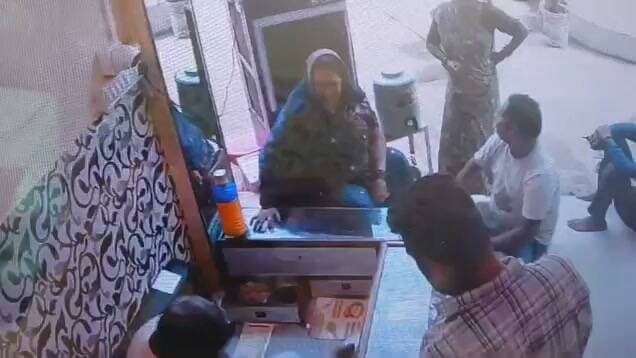 स्वर्ण रजत मार्केट में 3.60 लाख की धोखाधड़ी, नकली हार दिखाकर असली सोने के आभूषण ले गई महिला
कोटा। शहर के स्वर्ण रजत मार्केट में एक ज्वेलरी दुकानदार के साथ करीब 3 लाख 60 हजार रुपए की धोखाधड़ी का मामला सामने आया है। आरोप है कि एक महिला दुकान पर पहुंची और नकली सोने का हार दिखाकर दुकानदार को झांसे में लिया। इसके बाद महिला दुकान से असली सोने के आभूषण लेकर चली गई।
दुकानदार के अनुसार, महिला ने पहले सोने का हार दिखाया और उसे असली बताकर भरोसा कायम किया। इसी दौरान उसने दुकान से करीब 3.60 लाख रुपए कीमत के सोने के आभूषण ले लिए। बाद में जब दुकानदार ने महिला द्वारा दिखाए गए हार की जांच की तो उसके नकली होने का पता चला।
सीसीटीवी में कैद हुई पूरी घटना
धोखाधड़ी की पूरी वारदात दुकान में लगे सीसीटीवी कैमरे में कैद हो गई। फुटेज में महिला दुकान के अंदर आभूषण देखते हुए और दुकानदार से बातचीत करते हुए नजर आ रही है। पुलिस अब सीसीटीवी फुटेज के आधार पर महिला की पहचान और तलाश में जुट सकती है।
रामपुरा कोतवाली में शिकायत दर्ज
घटना के बाद दुकानदार ने रामपुरा कोतवाली थाने में शिकायत दर्ज कराई है। पुलिस ने शिकायत के आधार पर मामले की जांच शुरू कर दी है। पुलिस सीसीटीवी फुटेज और घटना से जुड़े अन्य तथ्यों की जांच कर रही है।
नकली आभूषण दिखाकर असली जेवर ले जाने की इस घटना से बाजार के व्यापारियों में भी चिंता का माहौल है।