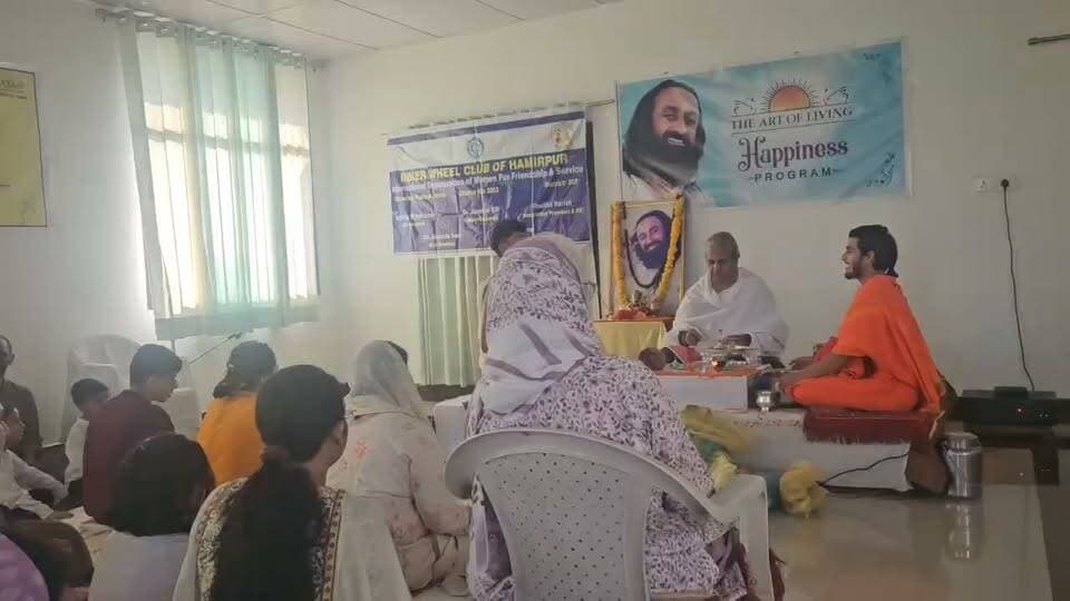 हमीरपुर --- शनिवार शाम श्रावण मास पूजा की श्रृंखला में आर्ट ऑफ़ लिविंग की स्थानीय इकाई ने हीरा नगर के चौहान हॉउस में रुद्रपूजा का आयोजन करके वातावरण को भक्तिमय बना दिया | बंगलौर केंद्र से अति वरिष्ठ शिक्षक अभय शर्मा ने पूजा सम्पन्न करने से पहले उपस्थित भक्तजनों को श्रावण मास में रूद्रपुजा के महत्व पर गहराई से जानकारी दी |रूद्र पूजा मतलब कण कण में भगवान शिव की शक्ति और ऊर्जा को महसूस करना, जिसे मंत्र स्नान के साथ वेहतर तरीके से अनुभव किया जा सकता है | पूजा के मंत्रोउचारण के लिए अंतर्राष्ट्रीय केंद्र से विशेष रूप से पंडित आमंत्रित किये गए हैं |
इस मौक़े पर वरिष्ठ शिक्षिका इन्ना चौहान और शिवानी चौहान ने मुख्य यजमान की भूमिका अदा की |
आर्ट ऑफ़ लिविंग के जिला भर के अनेक शिक्षक विद्या सागर sharma, अश्वनी शर्मा, जोगिंदर ठाकुर, अमित ठाकुर जिला शिक्षक संयोजक सुषम लता सहित बड़ी संख्या में श्रद्धालू उपस्थित रहे |पूजा के अंत में ध्यान, भजन कीर्तन के साथ वातावरण पूरी तरह से भक्तिमय हो गया |
जिला मीडिया सह प्रभारी जोगिंदर ठाकुर ने ये जानकारी दी