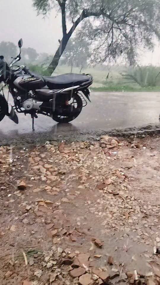 मूसलाधार बारिश ने बढ़ाई किसानों की चिंता, धान की नर्सरी बर्बाद; मुआवजे की उठी मांग
यूनाइटेड भारत बारा | मनोज कुमार बिन्द
प्रयागराज (बारा)। बारा तहसील क्षेत्र में लगातार हो रही मूसलाधार बारिश अब किसानों के लिए बड़ी मुसीबत बन गई है। खेतों में जलभराव होने से धान की नर्सरी और रोपाई को भारी नुकसान पहुंचा है। किसानों का कहना है कि यदि इसी तरह बारिश जारी रही तो पूरी खरीफ की फसल बर्बाद होने का खतरा है।
स्थानीय किसान शिवाकांत यादव चामू ने बताया कि उन्होंने मेहनत और कर्ज लेकर धान की नर्सरी तैयार की थी, लेकिन लगातार बारिश के कारण फसल पानी में डूबकर खराब हो गई। उनका कहना है कि अब दोबारा खेती करना भी मुश्किल हो गया है।
बारिश से प्रभावित किसानों ने सरकार और जिला प्रशासन से फसल क्षति का सर्वे कराकर शीघ्र मुआवजा देने की मांग की है। किसानों का कहना है कि समय रहते राहत नहीं मिली तो उनके सामने आर्थिक संकट और गहरा जाएगा।