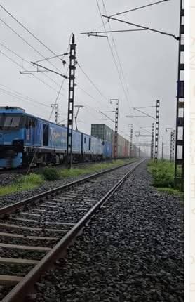 भारतीय रेलवे ने जेएनपीटी मुंबई से पहली डबल-स्टैक लॉन्ग-हॉल कंटेनर ट्रेन संचालित की
360 TEUs कंटेनरों को 422 किमी दूर वडोदरा मंडल के वर्नामा स्थित कॉनकोर (CONCOR) के जीसीटी (GCT) टर्मिनल तक पहुंचाया गया भारतीय रेलवे ने 21 अगस्त 2026 को एक महत्वपूर्ण परिचालन उपलब्धि हासिल करते हुए जेएनपीटी, मुंबई से वडोदरा मंडल के वर्नामा स्थित CONCOR के (जीसीटी) GCT टर्मिनल के लिए पहली डबल-स्टैक लॉन्ग-हॉल कंटेनर ट्रेन सफलतापूर्वक रवाना की। इस ट्रेन में कुल 360 TEUs कंटेनर परिवहन किए गए।...