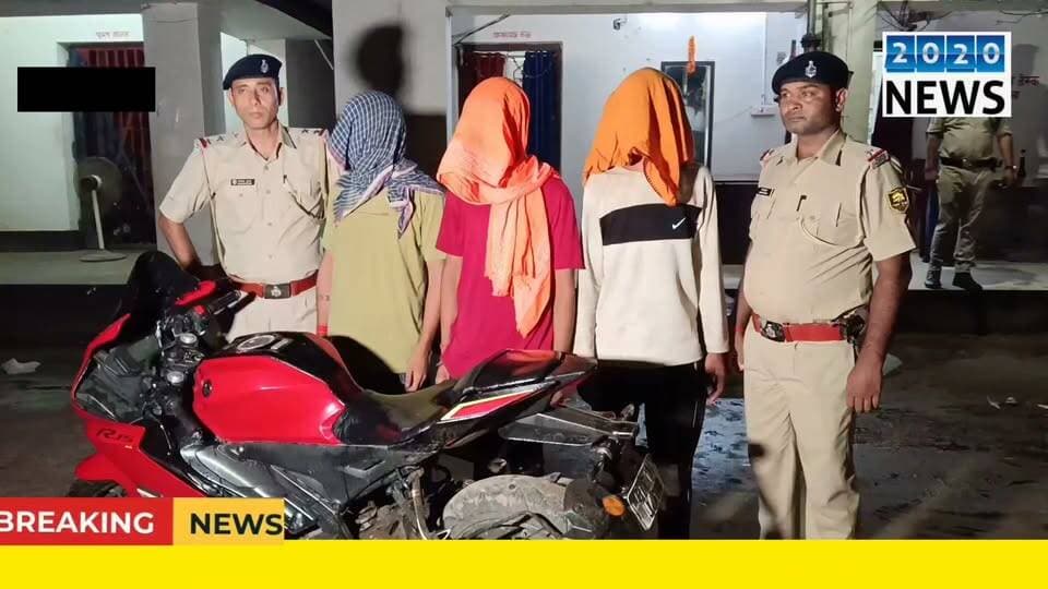 पटना राजधानी के मनेर थाना के मुख्य गेट पर दहशत फैलाने के नियत से फायरिंग कर भाग रहे बाइक सवार तीन अपराधियों को हथियार के साथ पुलिस ने किया गिरफ्तार, एक देसी कट्टा, एक कारतूस, दो मोबाइल फोन और एक बाइक को पुलिस ने किया बरामद, फायरिंग करने वाला अपराधी मनेर रामनगर के गौतम श्रीवास्तव और उसके दो साथी दानापुर गोला रोड के गोलू कुमार और गोविंद कुमार को किया गया गिरफ्तार, मामले की पुष्टि कर डीएसपी 2- दानापुर अमरेंद्र कुमार झा ने दी जानकारी, मौके पर थाना अध्यक्ष रजनीश कुमार, एसआई अभिषेक कुमार और एएसआई अभय कुमार रहे मौजूद. #manerthana #MainGate #Firing #Intenttoterrorize #Threecriminalsarrested #Weaponsseized #pcdspdanapur #patnapolice