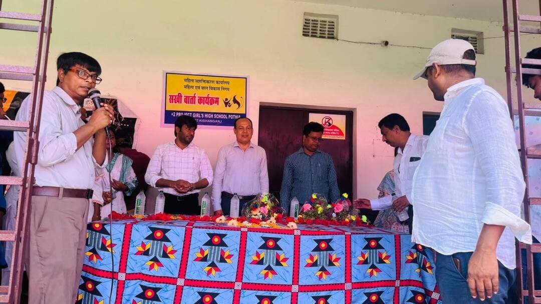 किशनगंज डीएम ने कहा—बाल विवाह, दहेज एवं लैंगिक हिंसा के खिलाफ जागरूकता ही सामाजिक बदलाव का मजबूत आधार।
किशनगंज जिला अन्तर्गत जिलाधिकारी नवीन कुमार के निर्देश एवं जिला प्रोग्राम पदाधिकारी, ICDS सह नोडल पदाधिकारी, WCDC श्रीमती अंकिता सिंह के मार्गदर्शन में महिलाओं एवं किशोरियों से संबंधित विभिन्न महत्वपूर्ण विषयों पर जागरूकता एवं संवाद कार्यक्रम का आयोजन शनिवार को प्रोजेक्ट बालिका उच्च विद्यालय, पोठिया में किया गया। कार्यक्रम का आयोजन महिला सशक्तिकरण कार्यालय, महिला एवं बाल विकास निगम के तत्वावधान में किया गया।
जिलाधिकारी किशनगंज नवीन कुमार ने कहा कि बाल विवाह, दहेज प्रथा, लैंगिक हिंसा एवं महिलाओं तथा बालिकाओं के विरुद्ध होने वाले किसी भी प्रकार के उत्पीड़न को समाप्त करने के लिए समाज के प्रत्येक वर्ग की भागीदारी आवश्यक है। उन्होंने कहा कि किशोरियों को उनके अधिकारों एवं सुरक्षा के प्रति जागरूक करना अत्यंत महत्वपूर्ण है। विद्यालय एवं शिक्षण संस्थान जागरूकता फैलाने के सबसे प्रभावी माध्यम हैं। उन्होंने सभी संबंधित पदाधिकारियों एवं शिक्षकों से ऐसे कार्यक्रमों को प्रभावी ढंग से संचालित करने तथा छात्राओं को आवश्यक जानकारी उपलब्ध कराने पर जोर दिया।
जिला प्रोग्राम पदाधिकारी, ICDS सह नोडल पदाधिकारी, WCDC श्रीमती अंकिता सिंह ने कार्यक्रम का जानकारी देते हुए कहा कि महिलाओं एवं किशोरियों को उनके अधिकारों, सुरक्षा और उपलब्ध सहायता सेवाओं की जानकारी देना महिला सशक्तिकरण की दिशा में महत्वपूर्ण कदम है। उन्होंने कहा कि बाल विवाह, दहेज एवं लैंगिक हिंसा जैसी सामाजिक कुरीतियों के विरुद्ध जागरूकता अभियान को जमीनी स्तर तक पहुंचाना आवश्यक है। किशोरियों को अपनी बात रखने, गलत के विरुद्ध आवाज उठाने तथा जरूरत पड़ने पर उपलब्ध सरकारी सेवाओं से सहायता लेने के लिए प्रोत्साहित किया जाना चाहिए।
कार्यक्रम में प्रखंड शिक्षा पदाधिकारी, पोठिया विजय कुमार, जिला मिशन समन्वयक, DHEW श्री मो. शहबाज आलम, जेंडर स्पेशलिस्ट श्री सुशील कुमार झा, MTS श्रीमती श्यामा कुमारी सहित विद्यालय के सभी शिक्षक-शिक्षिकाओं एवं छात्राओं ने सक्रिय रूप से भाग लिया।
कार्यक्रम की शुरुआत विद्यालय के शिक्षकों द्वारा अतिथियों का पुष्पगुच्छ देकर स्वागत तथा छात्राओं द्वारा स्वागत गीत प्रस्तुत कर की गई। इसके पश्चात जिला मिशन समन्वयक DHEW मो. शहबाज आलम द्वारा कार्यक्रम का संचालन एवं विषय-वस्तु की प्रस्तुति की गई। उन्होंने पत्र के अनुसार छात्राओं को बाल विवाह, दहेज प्रथा, लैंगिक हिंसा, कार्यस्थल पर यौन उत्पीड़न तथा मानव तस्करी सहित महिलाओं एवं किशोरियों से जुड़े महत्वपूर्ण विषयों के बारे में विस्तारपूर्वक जानकारी दी।
*लैंगिक हिंसा एवं महिला सुरक्षा पर दी गई जानकारी।*
DHEW के जेंडर स्पेशलिस्ट सुशील कुमार झा ने छात्राओं को लैंगिक हिंसा के विभिन्न स्वरूपों, उससे बचाव, अपने अधिकारों तथा आवश्यकता पड़ने पर उपलब्ध सहायता एवं शिकायत तंत्र के संबंध में जानकारी दी। उन्होंने छात्राओं से किसी भी प्रकार की हिंसा या उत्पीड़न को चुपचाप सहन नहीं करने तथा समय पर उचित माध्यम से सहायता प्राप्त करने की अपील की।
वहीं MTS श्रीमती श्यामा कुमारी द्वारा वन स्टॉप सेंटर (OSC), किशनगंज के माध्यम से महिलाओं एवं बालिकाओं को उपलब्ध कराई जा रही सेवाओं के बारे में जानकारी दी गई। उन्होंने बताया कि संकट की स्थिति में पीड़ित महिलाओं एवं बालिकाओं को आवश्यक सहायता एवं मार्गदर्शन उपलब्ध कराने के लिए संबंधित संस्थागत व्यवस्था कार्यरत है।
*छात्रा के भाषण ने सभी का ध्यान खींचा।*
कार्यक्रम के दौरान विद्यालय की एक छात्रा ने बाल विवाह, दहेज अधिनियम एवं यौन उत्पीड़न जैसे गंभीर सामाजिक मुद्दों पर अत्यंत प्रभावशाली एवं जागरूकता से परिपूर्ण भाषण प्रस्तुत किया। छात्रा की प्रस्तुति की कार्यक्रम में उपस्थित सभी लोगों ने सराहना की। प्रखंड शिक्षा पदाधिकारी, पोठिया श्री विजय कुमार ने छात्रा के उत्कृष्ट भाषण की विशेष रूप से प्रशंसा करते हुए कहा कि छात्राओं में इस प्रकार की सामाजिक जागरूकता और आत्मविश्वास समाज में सकारात्मक बदलाव का संदेश देता है।
BEO पोठिया विजय कुमार ने की कार्यक्रम की सराहना
प्रखंड शिक्षा पदाधिकारी, पोठिया श्री विजय कुमार ने कहा कि विद्यालय में इस प्रकार के जागरूकता कार्यक्रम छात्राओं के सर्वांगीण विकास के लिए अत्यंत उपयोगी हैं। उन्होंने कहा कि कार्यक्रम में छात्राओं ने पूरे उत्साह के साथ भाग लिया और सामाजिक मुद्दों पर अपनी समझ एवं विचारों को प्रभावी ढंग से प्रस्तुत किया। उन्होंने विशेष रूप से छात्रा द्वारा दिए गए भाषण की सराहना करते हुए कहा कि ऐसी जागरूक एवं आत्मविश्वासी छात्राएं समाज में सकारात्मक परिवर्तन की वाहक बन सकती हैं। उन्होंने कार्यक्रम के सफल आयोजन के लिए विद्यालय के सभी शिक्षक-शिक्षिकाओं एवं संबंधित पदाधिकारियों की सराहना की।
कार्यक्रम के दौरान छात्राओं को बाल विवाह एवं दहेज प्रथा के दुष्परिणाम, महिलाओं एवं बालिकाओं के प्रति हिंसा की रोकथाम, यौन उत्पीड़न से सुरक्षा, मानव तस्करी से बचाव तथा संकट की स्थिति में उपलब्ध सहायता सेवाओं के बारे में जानकारी दी गई। कार्यक्रम का उद्देश्य छात्राओं को जागरूक, आत्मनिर्भर एवं अपने अधिकारों के प्रति सजग बनाना रहा।
कार्यक्रम के सफल आयोजन में विद्यालय के सभी शिक्षक-शिक्षिकाओं, जिला मिशन समन्वयक DHEW मो. शहबाज आलम, जेंडर स्पेशलिस्ट सुशील कुमार झा, MTS श्यामा कुमारी तथा विद्यालय की छात्राओं की सक्रिय सहभागिता रही। #viralpost #viralreelschallenge #viralchallenge #videogames #viralreels #Vacaciones #venezuela #2026Goals #newyork