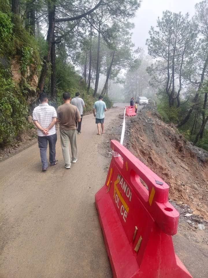 मंडी पठानकोट NH उरला के पास कसयानी चामड़ा मोड़ के पास लैंड सलाइड होने से बंद बड़े वाहन रोके... 100 मीटर नीचे तक तबाही...