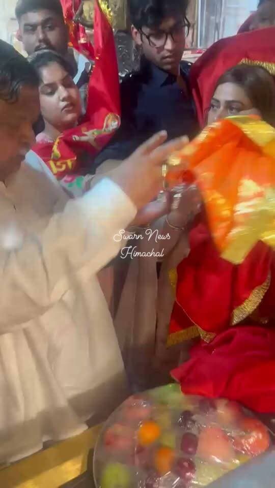 * मनोकामना पूरी होने पर दिल्ली के श्रद्धालु ने मां चिंतपूर्णी को अर्पित किया डेढ़ किलो चांदी का भव्य छत्र।
* माता रानी की कृपा से पूरी हुई मनोकामना, परिवार ने दरबार में पहुंचकर जताया आभार।
* खूबसूरत कारीगरी से सजा चांदी का छत्र मां की पावन पिंडी पर सुशोभित
#CHINTPURNI_TEMPLE #chintpurnimata #chintpurni_mata